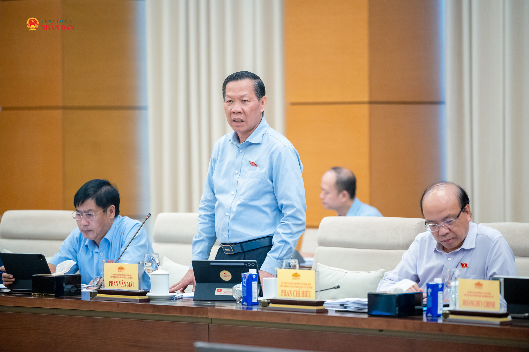 Chủ nhiệm Ủy ban Kinh tế và Tài chính Phan Văn Mãi phát biểu