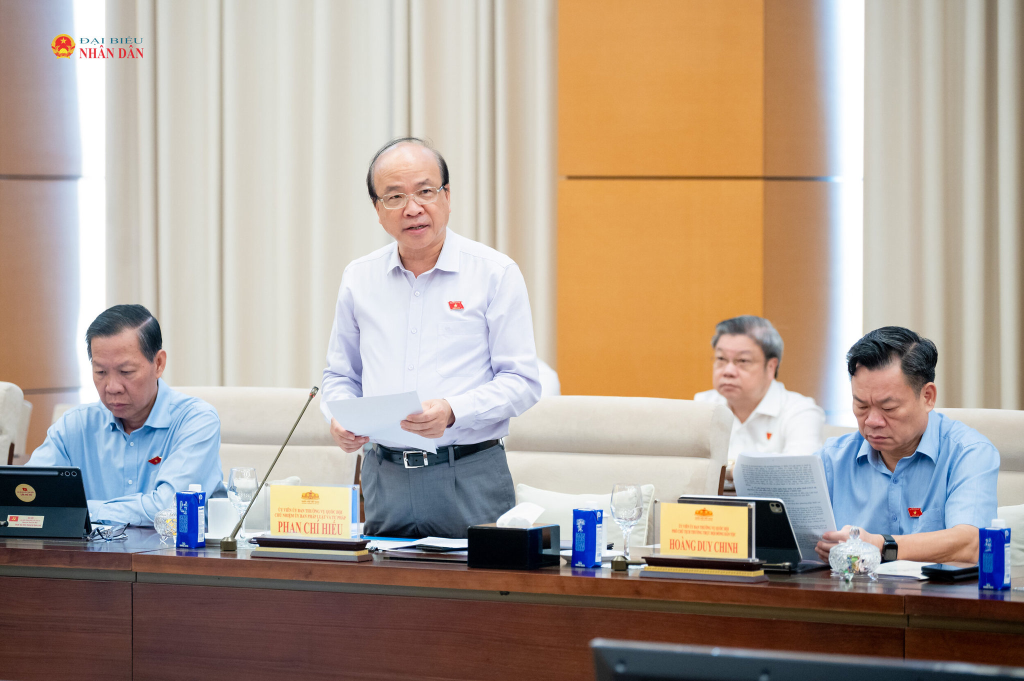Chủ nhiệm Ủy ban Pháp luật và Tư pháp Phan Chí Hiếu trình bày tóm tắt báo cáo thẩm tra dự án Luật Nhà ở (sửa đổi), đề xuất các vấn đề cần Quốc hội tập trung thảo luận