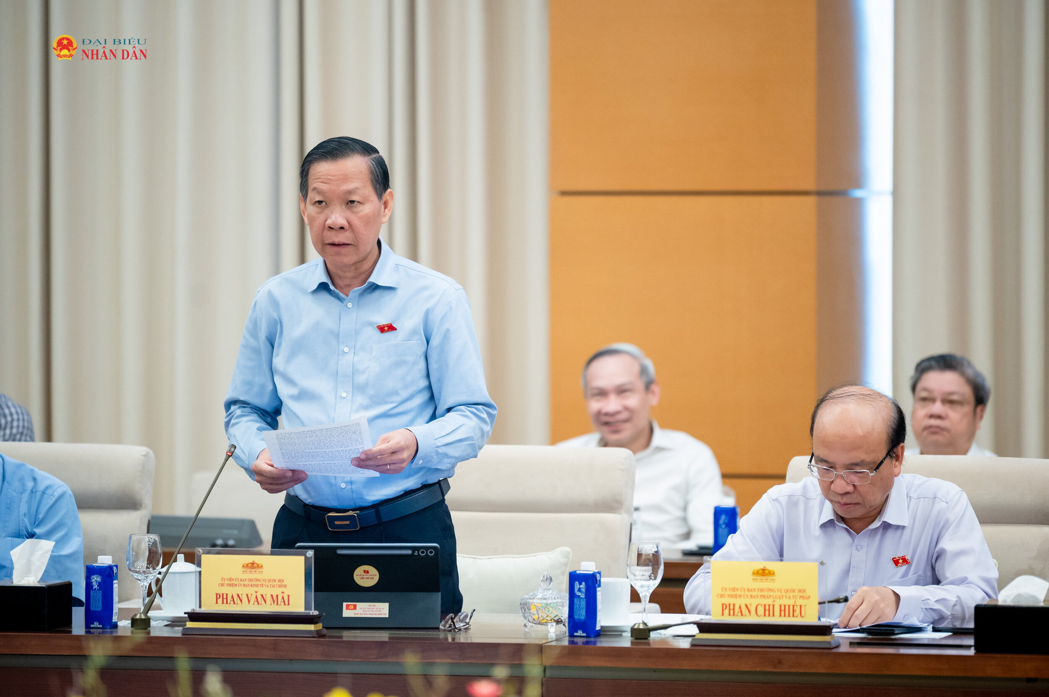 Chủ nhiệm Ủy ban Kinh tế và Tài chính Phan Văn Mãi trình bày tóm tắt báo cáo thẩm tra dự án Luật Kinh doanh bất động sản (sửa đổi), đề xuất các vấn đề cần Quốc hội tập trung thảo luận