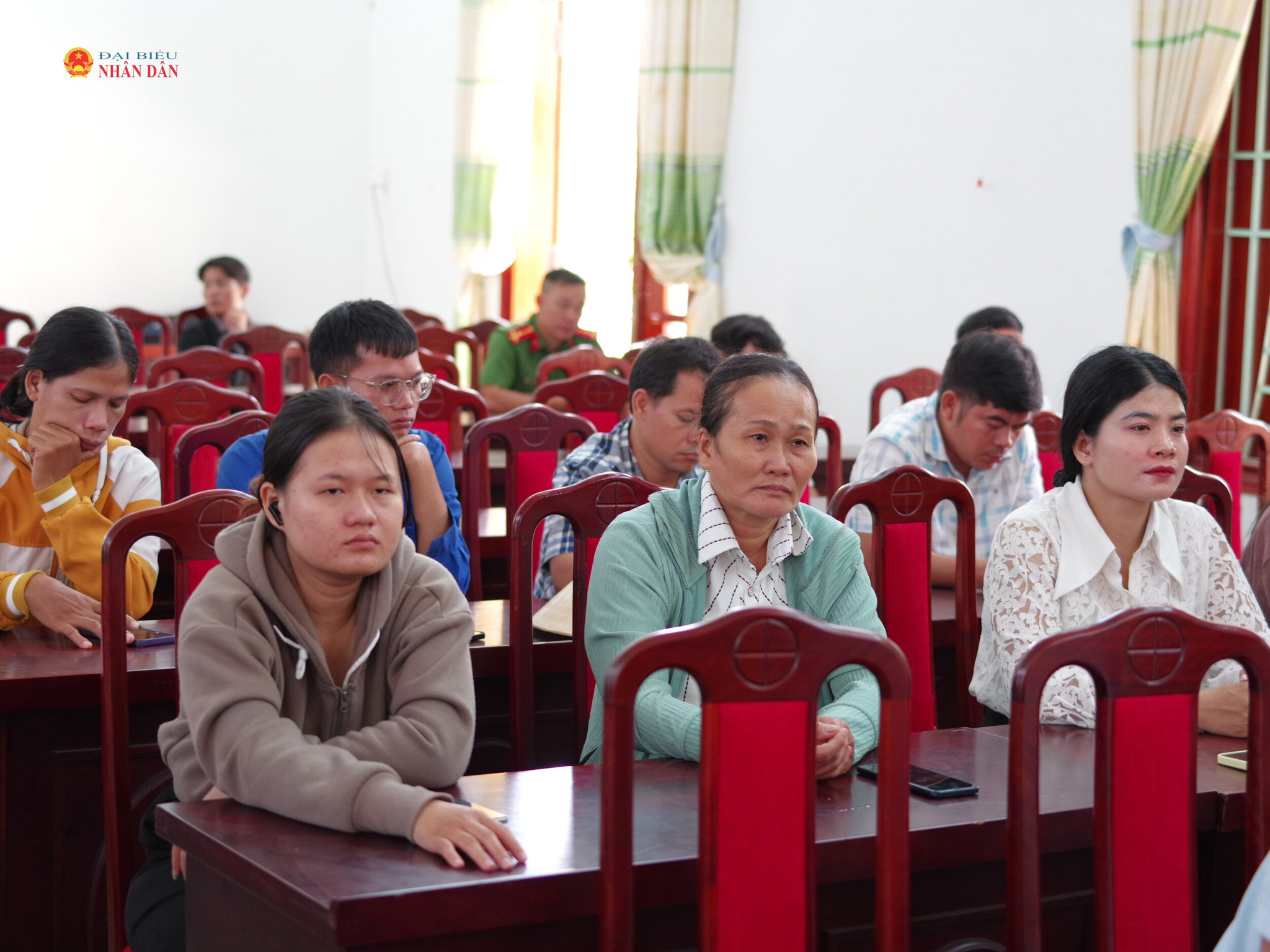 Cử tri các xã tham dự buổi tiếp xúc