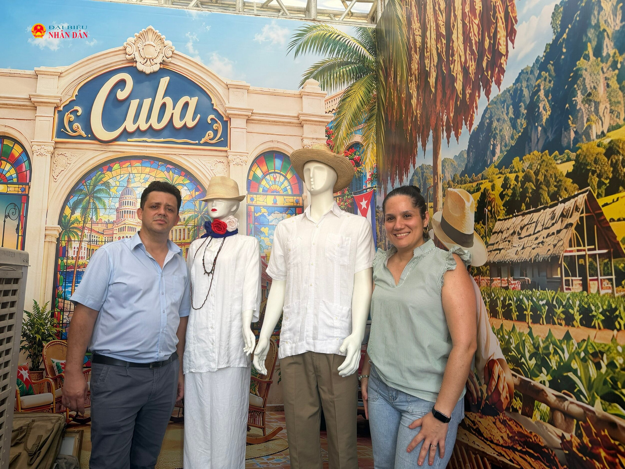 Phó Đại sứ Cuba Maiker Comendador Escalante (bên trái) giới thiệu trang phục truyền thống Guayabera của Cuba