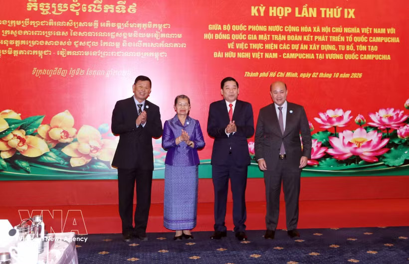 Deputy Minister of National Defence Senior Lieutenant General Nguyen Van Gau (second from right), President of the SFDCM National Council Samdech Men Sam An (third from right) and other officials at the meeting in Ho Chi Minh City. (Photo: VNA)