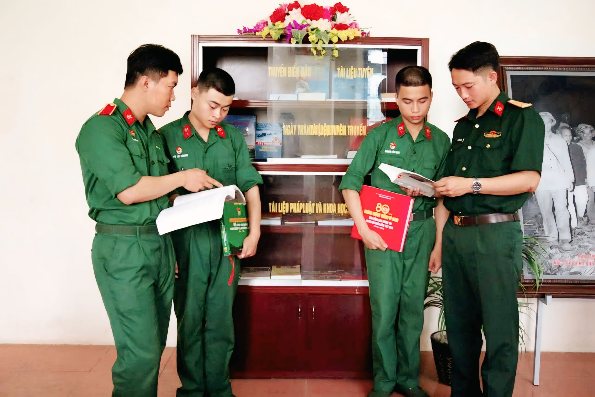 Cán bộ, chiến sĩ Lữ đoàn 239 trao đổi, nghiên cứu