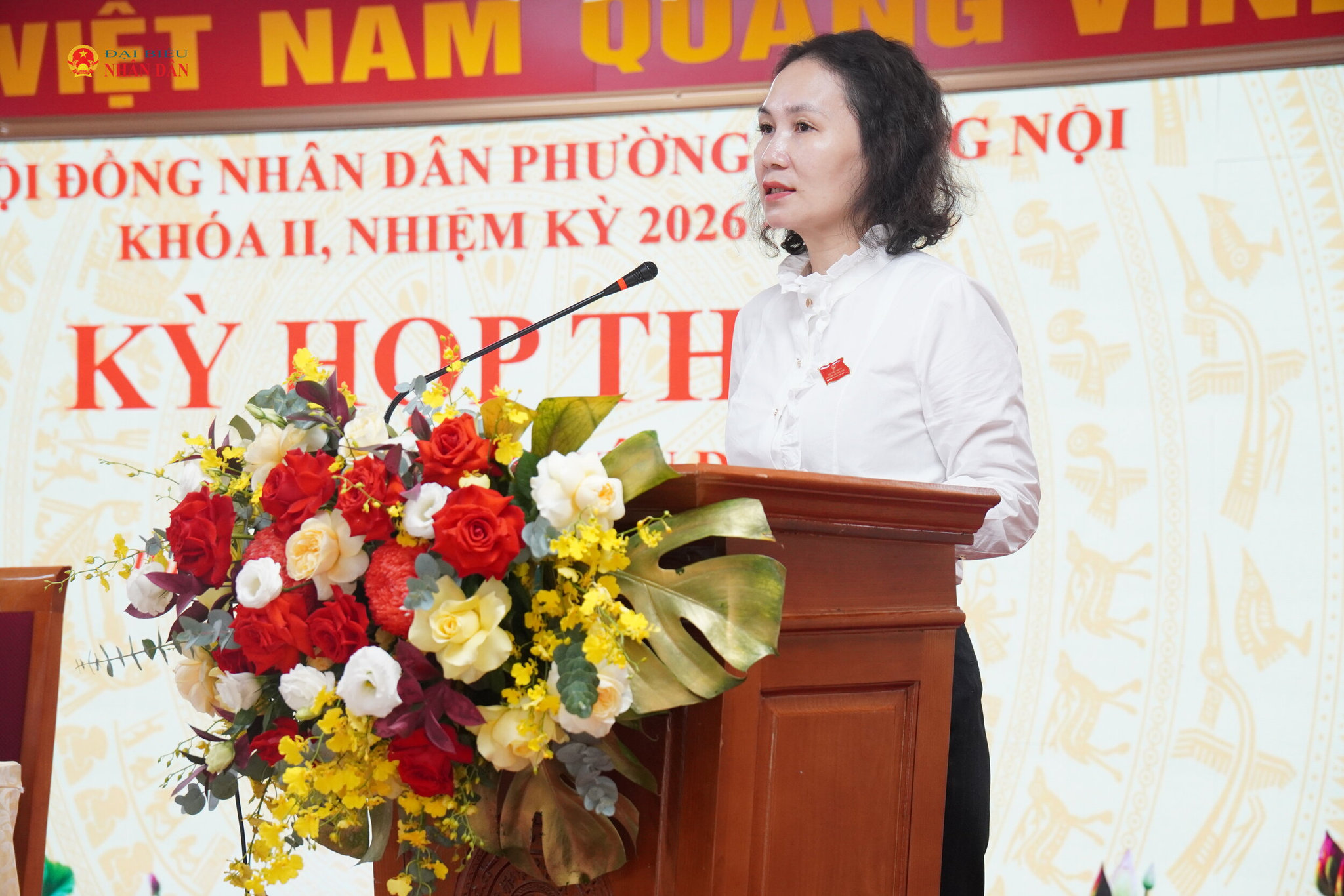 Đồng chí Cấn Thị Việt Hà, Bí thư Đảng ủy, Chủ tịch HĐND phường Dương Nội phát biểu khai mạc kỳ họp.