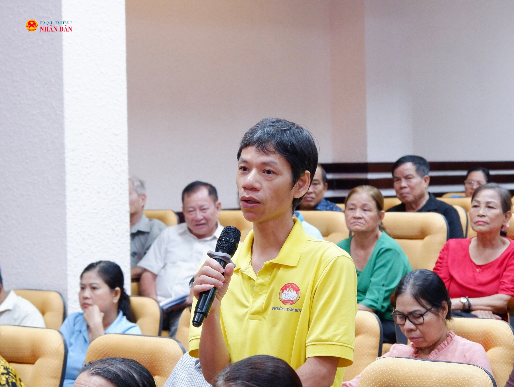 Cử tri phát biểu tại hội nghị