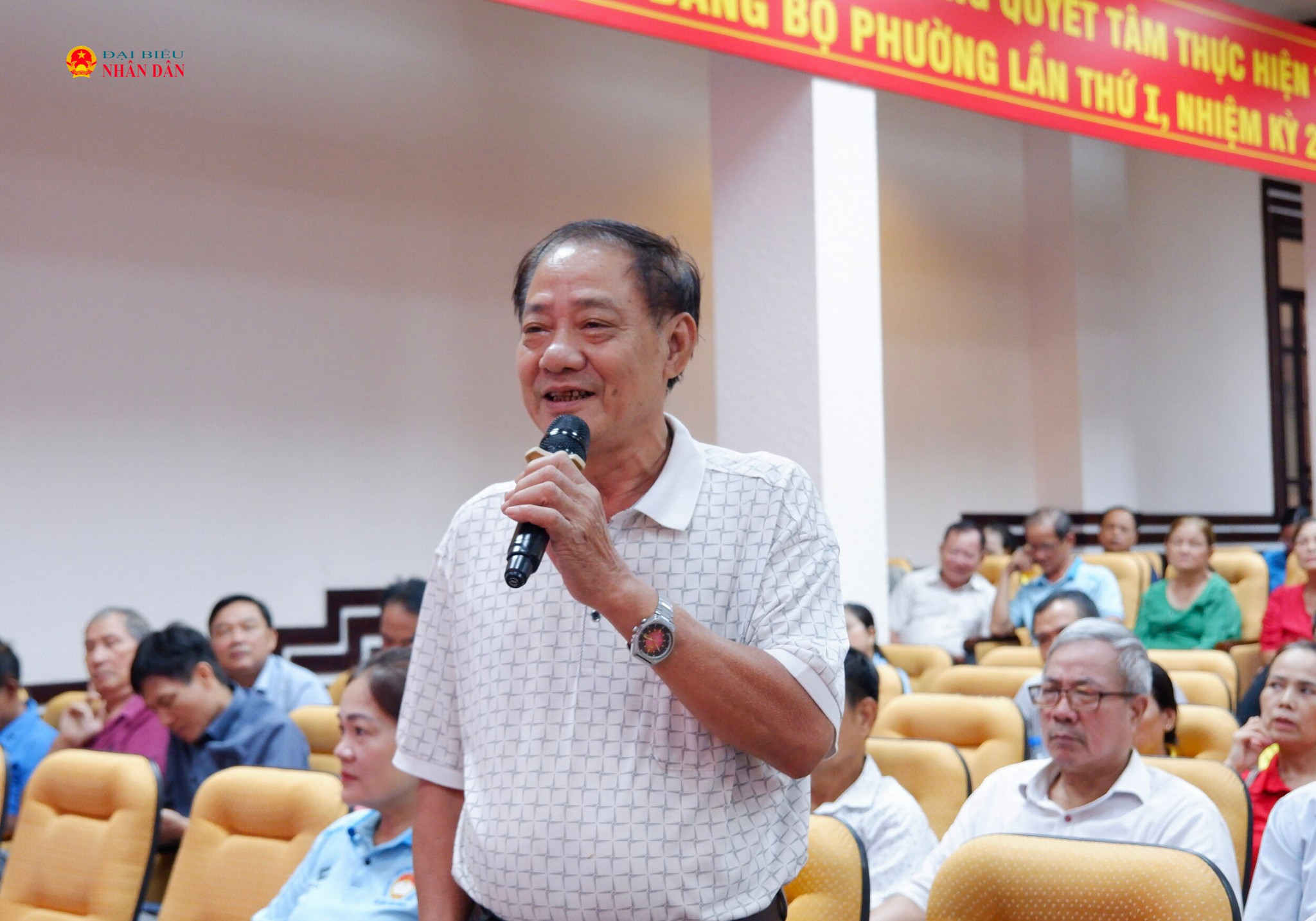 Cử tri phát biểu tại hội nghị