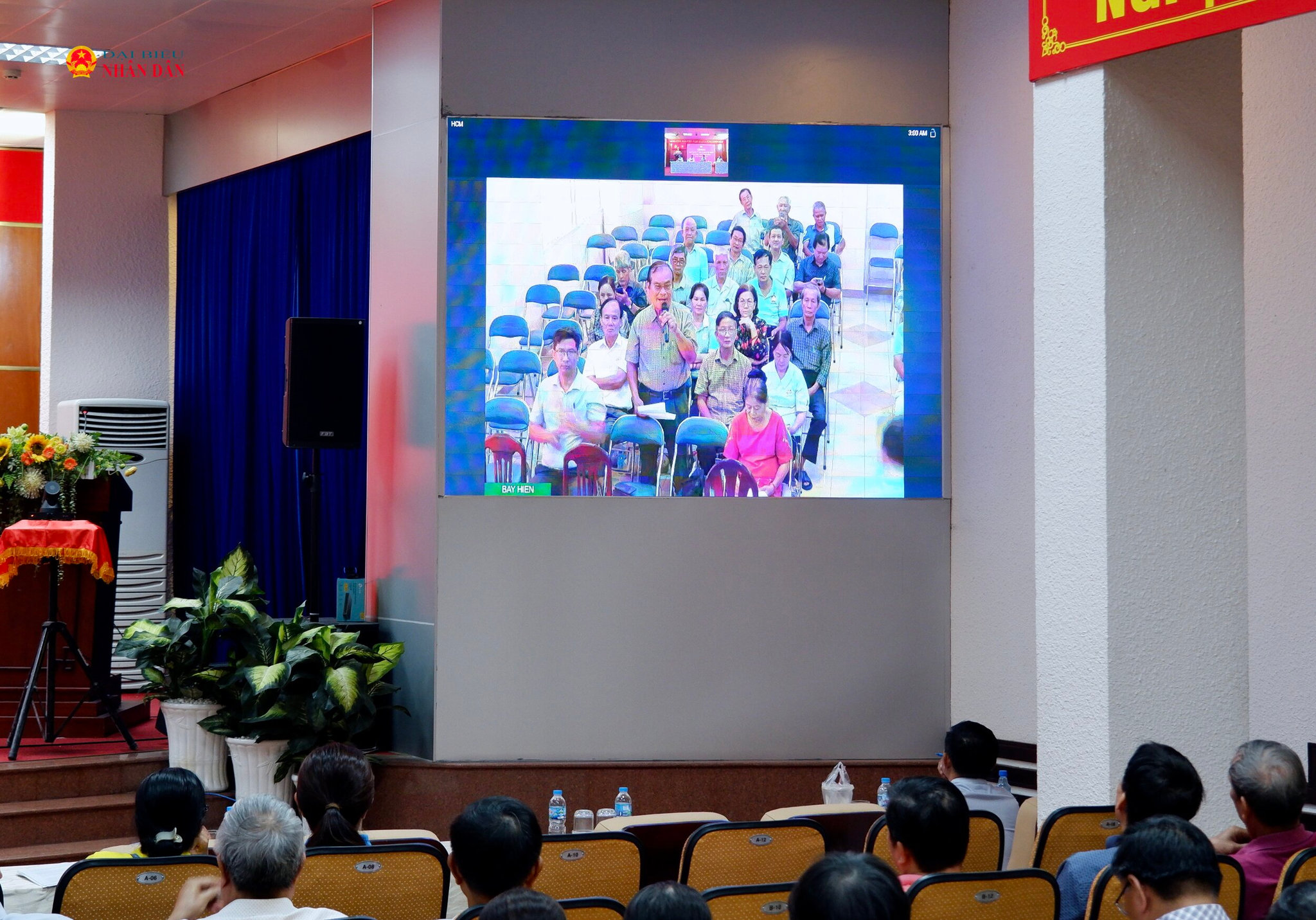Cử tri phát biểu tại điểm cầu trực tuyến