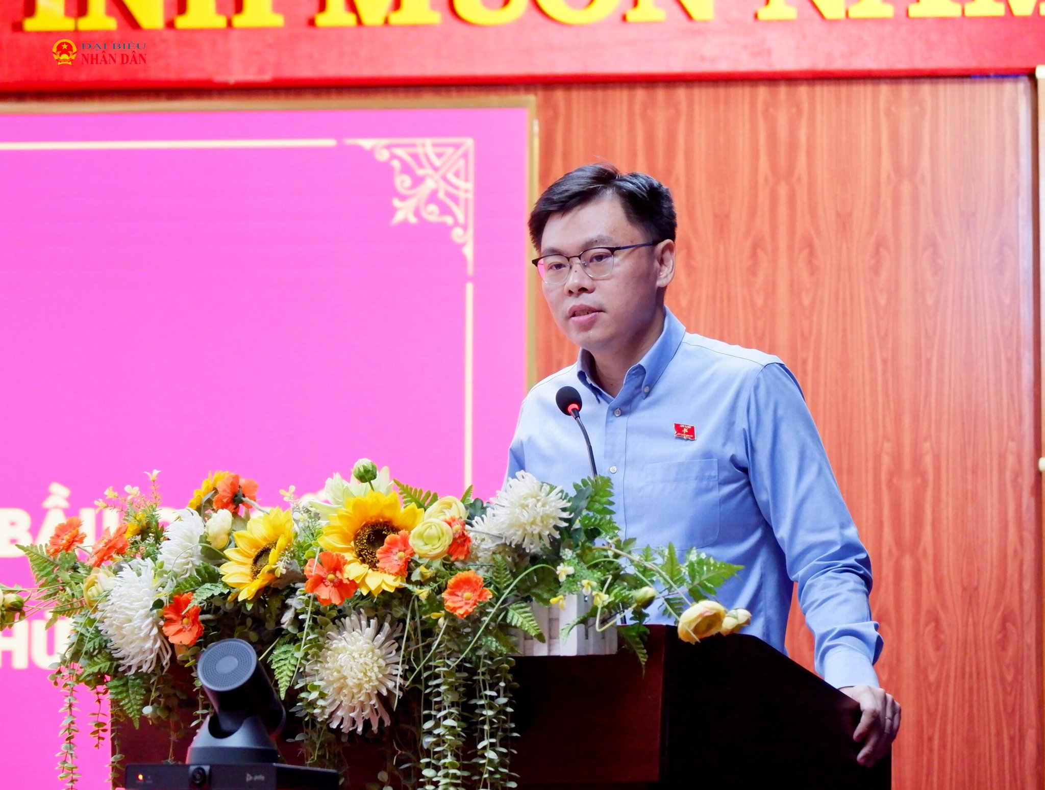 Phó Chủ tịch UBND TP. Hồ Chí Minh Trương Minh Huy Vũ trao đổi các vấn đề cử tri đặt ra tại hội nghị