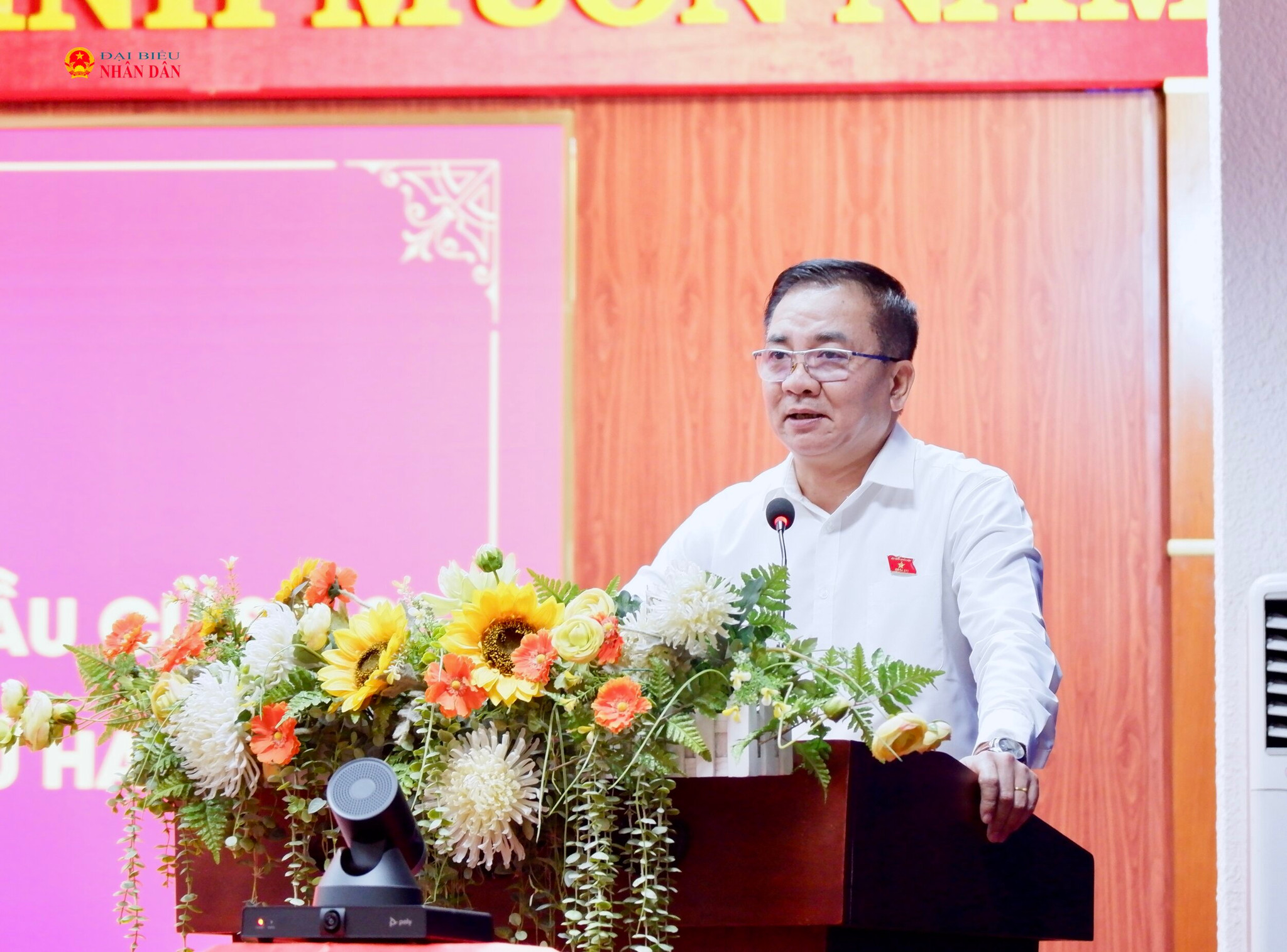 Phó Chủ nhiệm Ủy ban Quốc phòng, An ninh và Đối ngoại, Trung tướng Nguyễn Minh Đức trao đổi các vấn đề cử tri đặt ra tại hội nghị