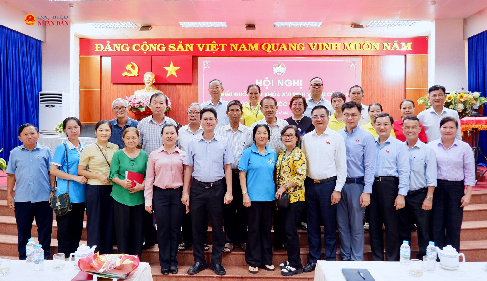 Tổ ĐBQH số 8 cùng các đại biểu tham dự hội nghị tiếp xúc cử tri