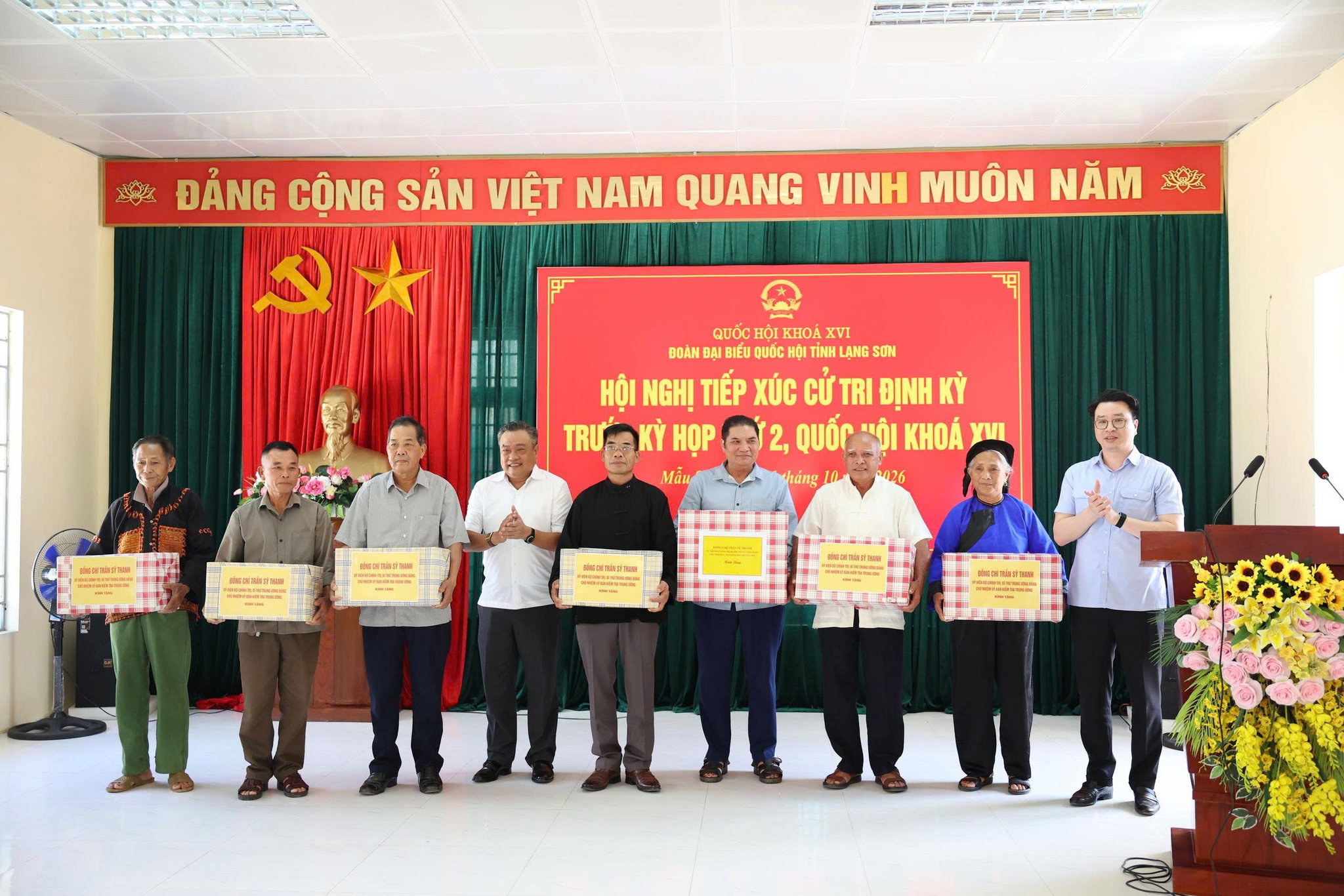 Ủy viên Bộ Chính trị, Bí thư Trung ương Đảng, Chủ nhiệm Ủy ban Kiểm tra Trung ương Trần Sỹ Thanh tặng quà đại diện Hội Người cao tuổi của 7 xã dự hội nghị