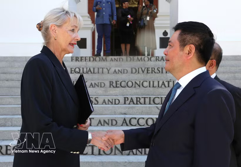Deputy Speaker of the Parliament of South Africa Annelie Lotriet (L) welcomes Vice President of the Vietnamese National Assembly Nguyen Hong Dien in Cape Town on October 1. (Photo: VNA)