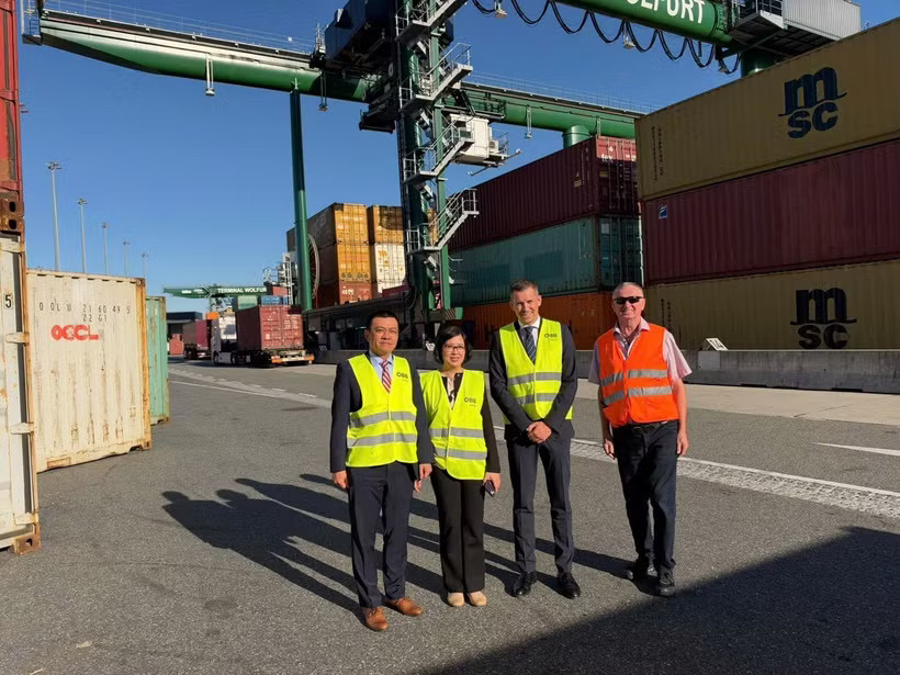 Vietnamese Ambassador to Austria Vu Le Thai Hoang (L) visits Austrian railway company ÖBB. (Photo published by VNA) 
