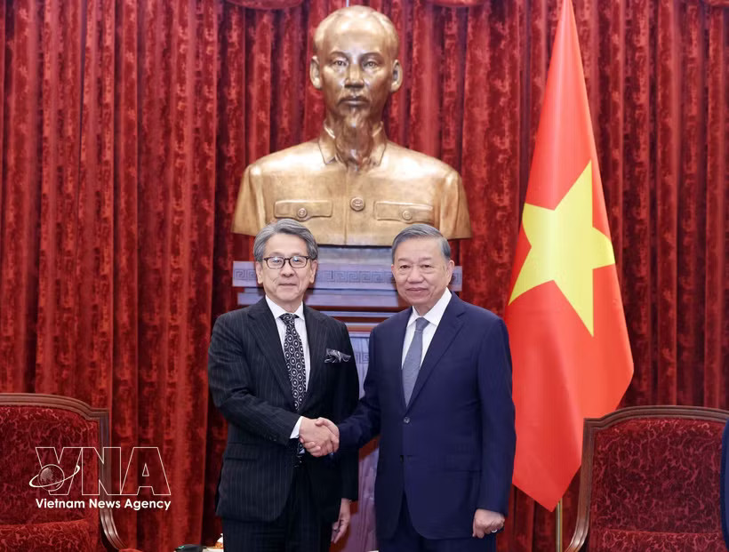 General Secretary of the Communist Party of Vietnam Central Committee and President To Lam (R) welcomes Maeda Tadashi, Managing Director, Chairman of the Board of Directors of JBIC in Hanoi on October 1. (Photo: VNA)