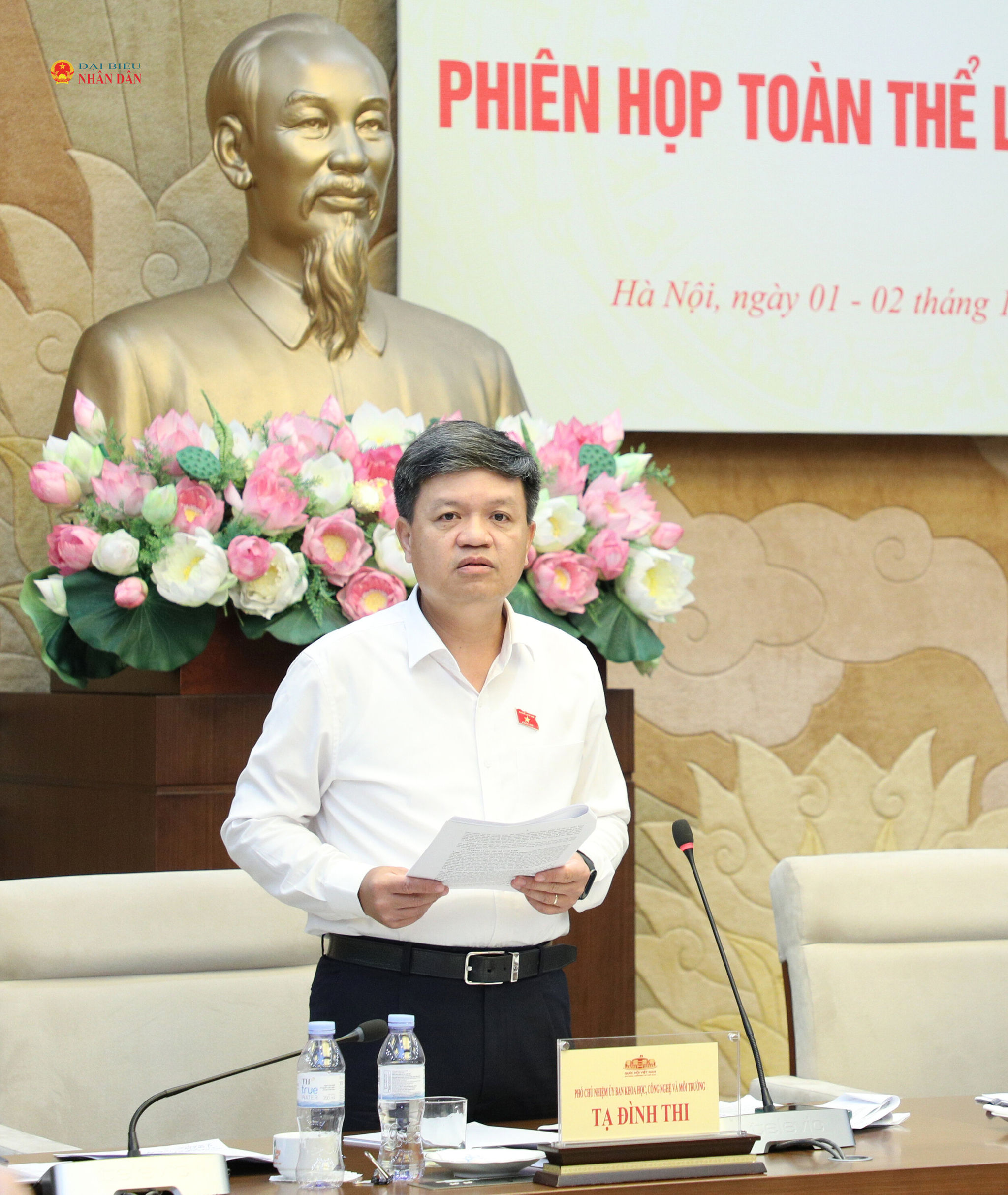 Phó Chủ nhiệm Ủy ban Khoa học, Công nghệ và Môi trường Tạ Đình Thi phát biểu tại phiên họp