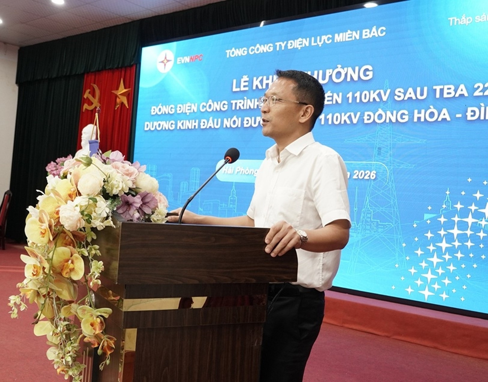 Ông Hà Huy Tâm - Phó Tổng Giám đốc EVNNPC phát biểu tại buổi lễ khen thưởng. Ảnh NPC
