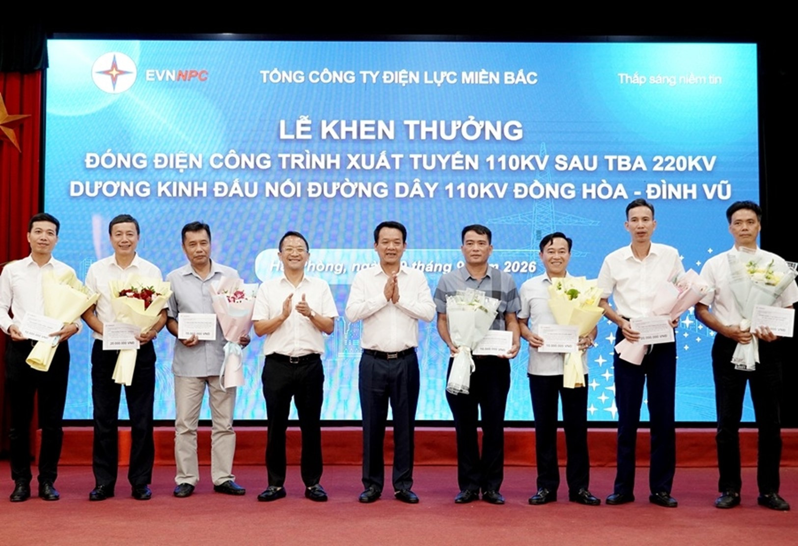 Phó Tổng Giám đốc Hà Huy Tâm tặng Giấy khen của Tổng Giám đốc Tổng công ty Điện lực miền Bắc cho các đơn vị có thành tích trong quá trình triển khai hoàn thành dự án. Ảnh NPC