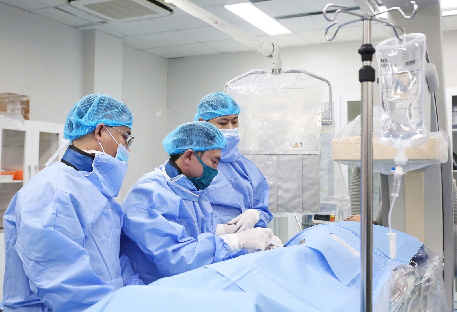 Ảnh bác sĩ Bệnh viện Đa khoa tỉnh Hà Tĩnh trực tiếp thực hiện kỹ thuật nút mạch gan