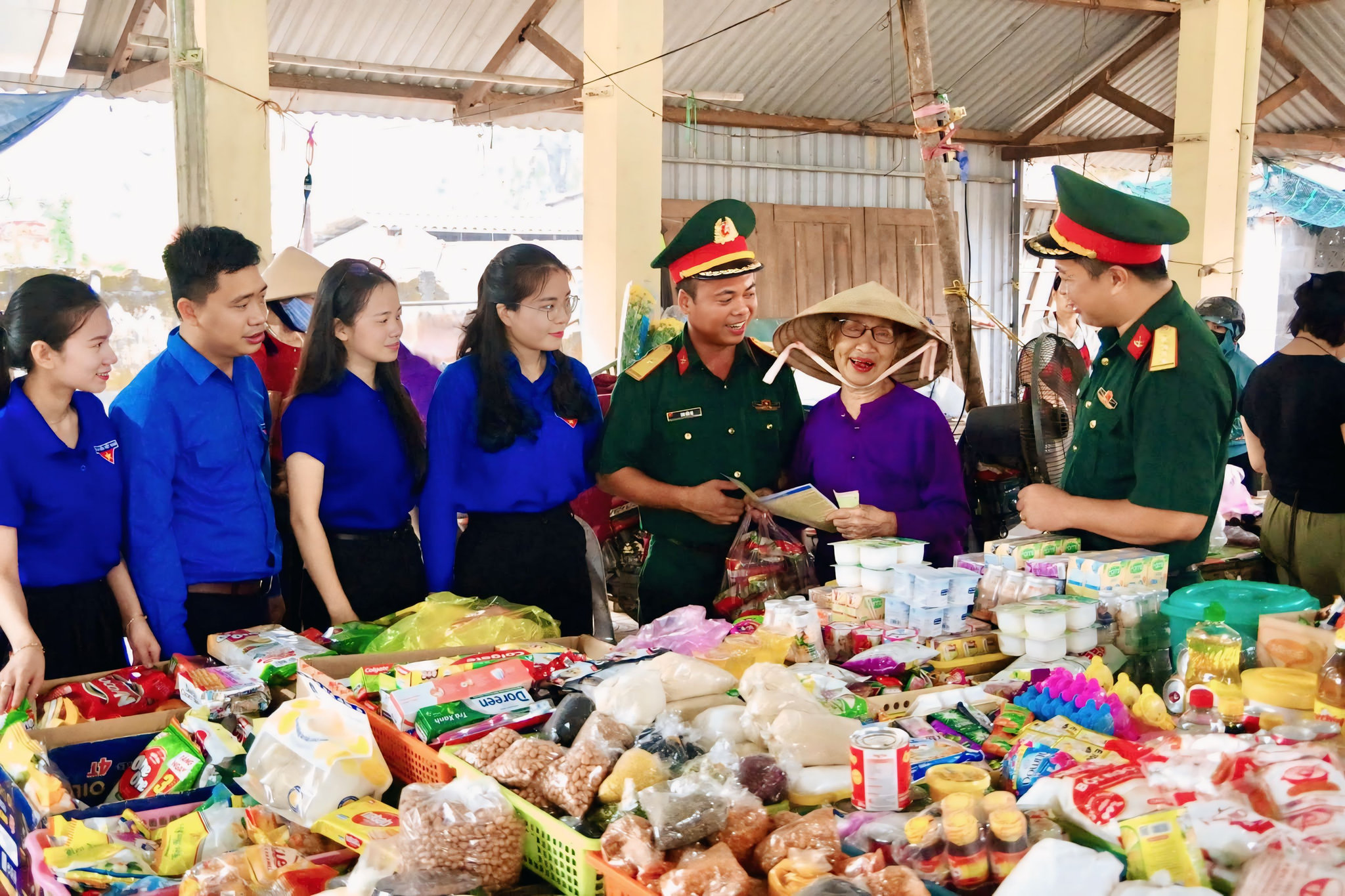 Cán bộ Lữ đoàn 683 và đoàn viên địa phương phát tài liệu, tuyên truyền pháp luật tới người dân