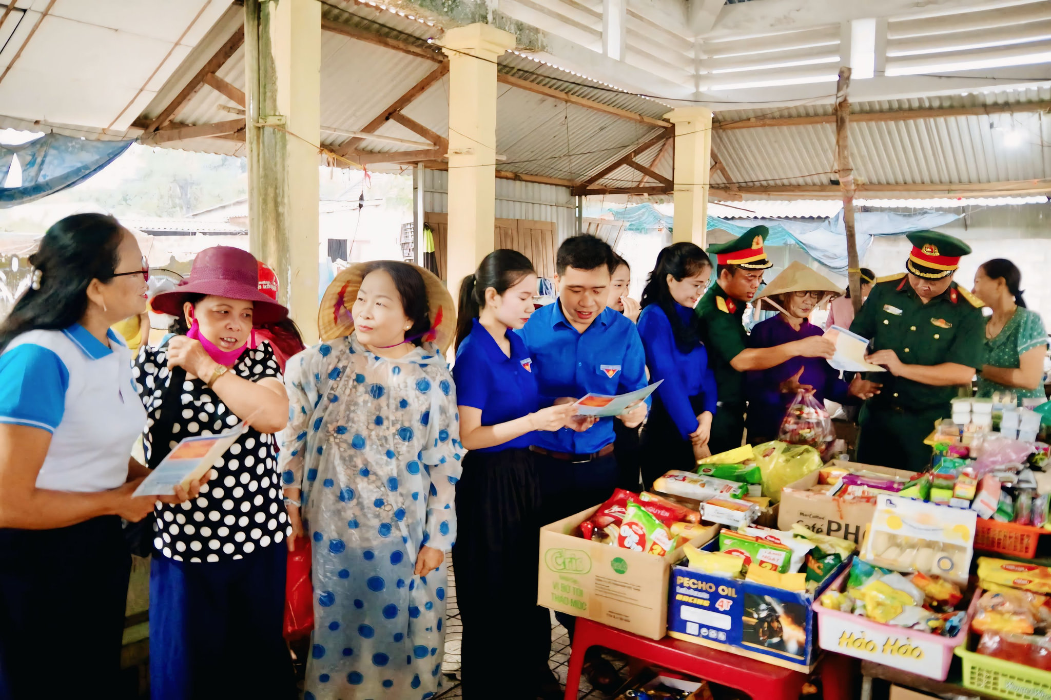 Cán bộ Lữ đoàn 683 và đoàn viên địa phương phát tài liệu, tuyên truyền pháp luật tới người dân