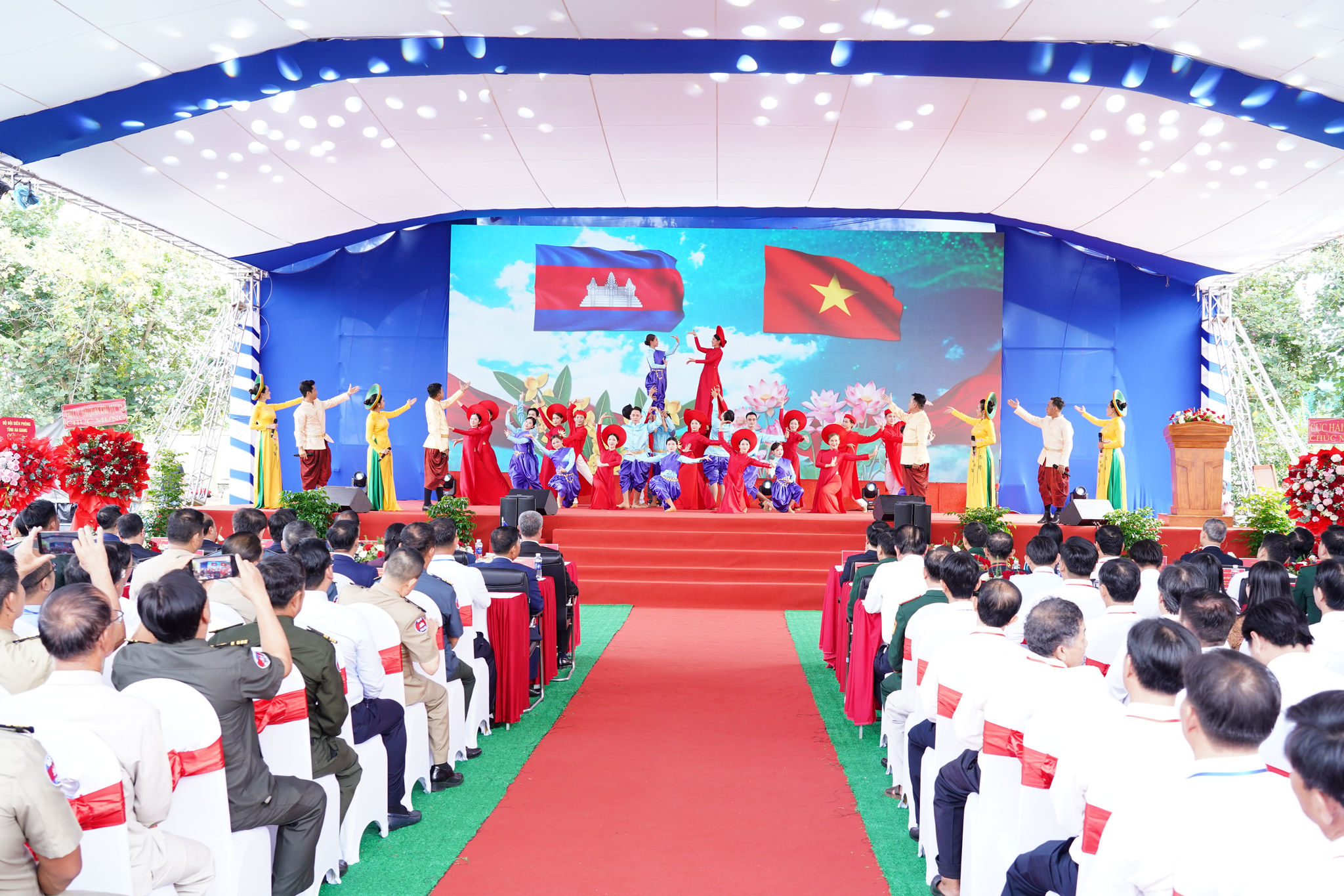 Chương trình văn nghệ chào mừng do các diễn viên 2 tỉnh An Giang và Kandal trình diễn. Ảnh: Tiến Vinh