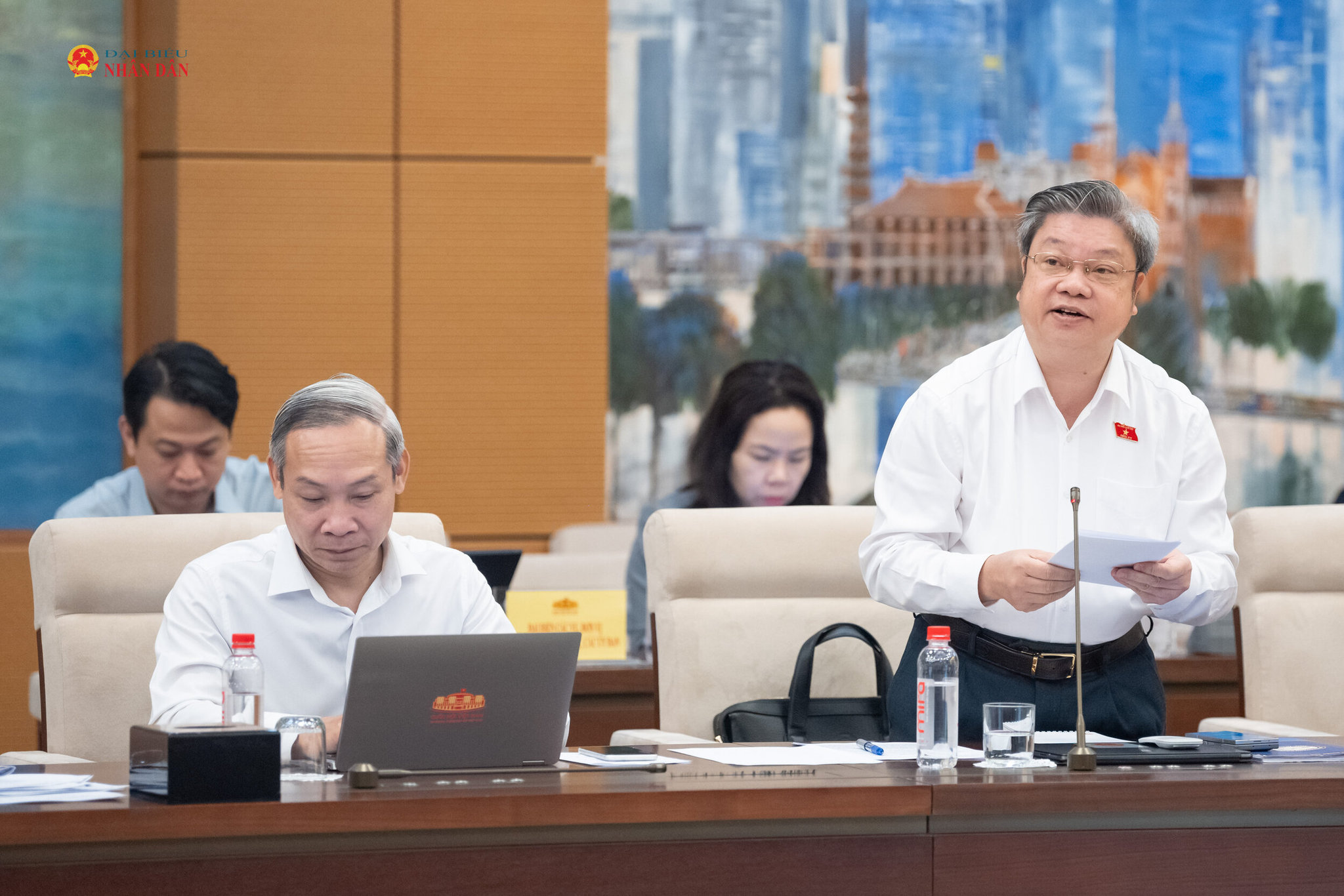 ĐBQH hoạt động chuyên trách tại Ủy ban Kinh tế và Tài chính Bùi Văn Dũng phát biểu tại Phiên họp