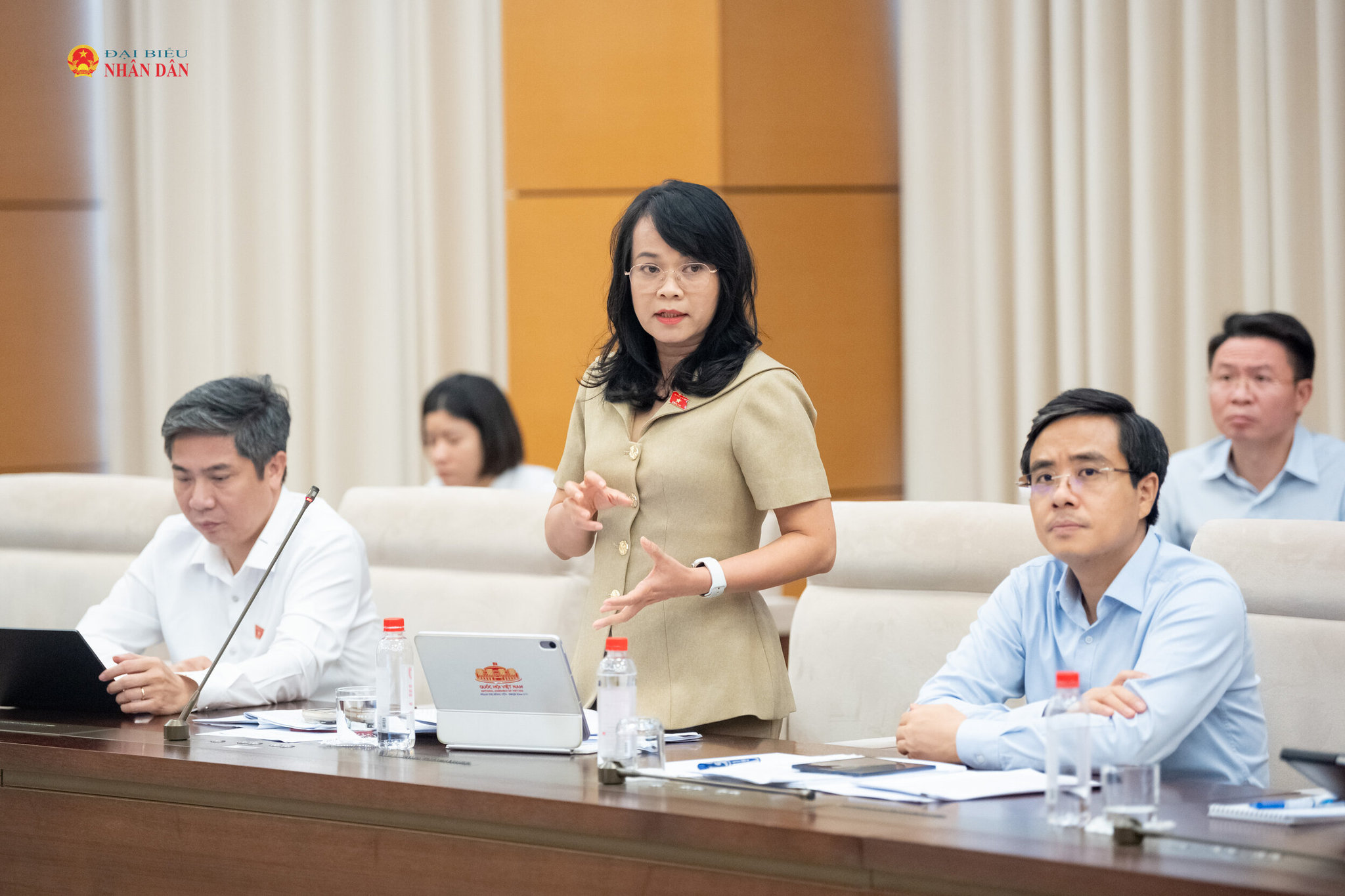 ĐBQH hoạt động chuyên trách tại Ủy ban Kinh tế và Tài chính Phạm Thị Hồng Yến phát biểu tại Phiên họp