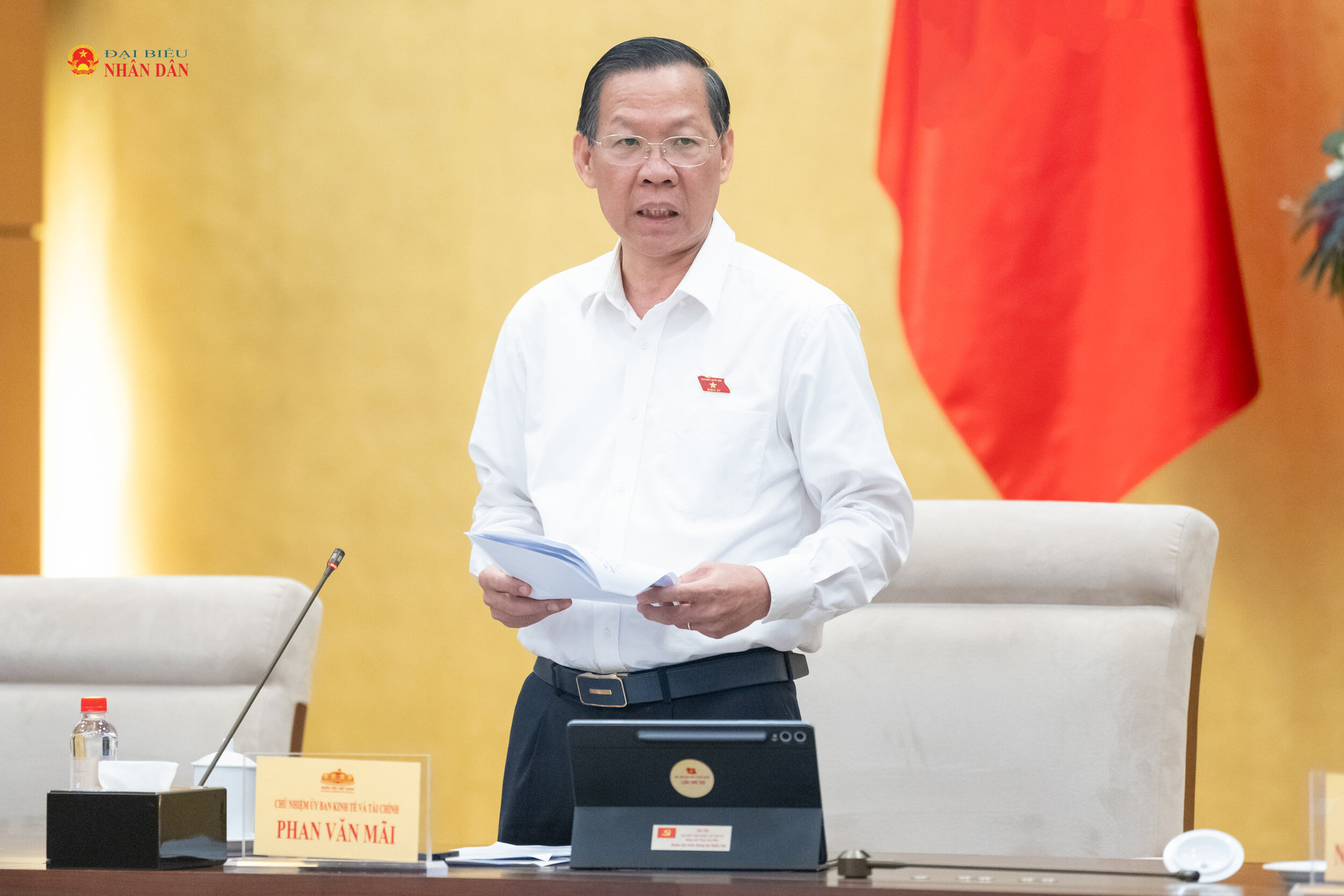 Chủ tịch Ủy ban Kinh tế và Tài chính Phan Văn Mãi phát biểu tại Phiên họp