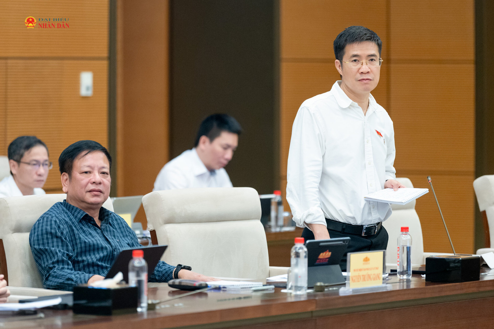 ĐBQH hoạt động chuyên trách tại Ủy ban Pháp luật và Tư pháp Hoàng Minh Hiếu phát biểu tại Phiên họp