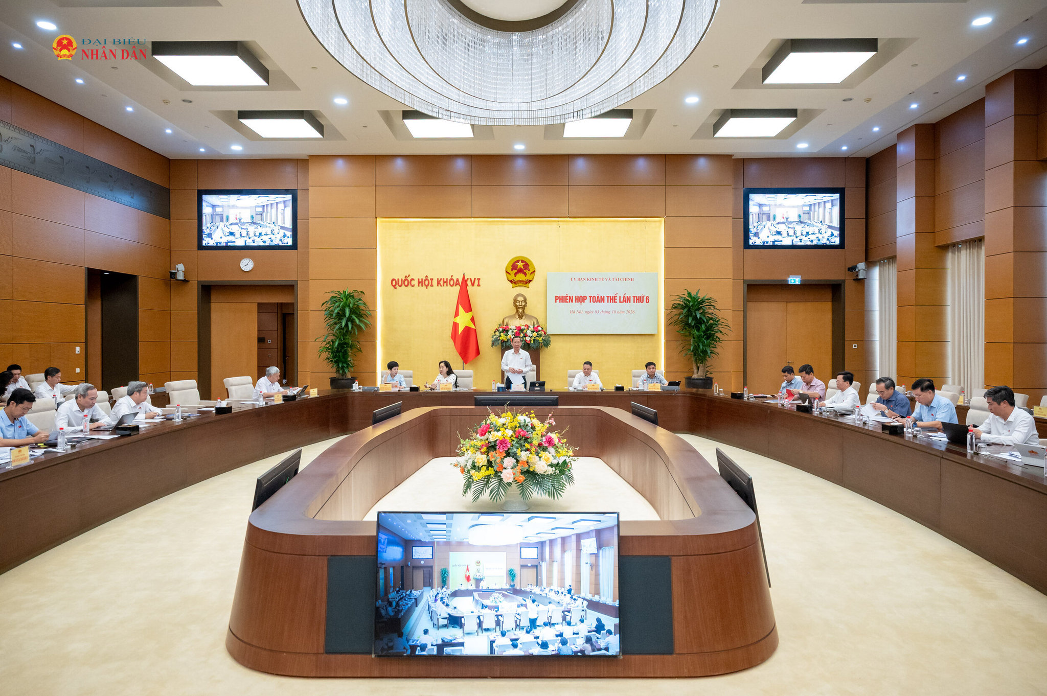 Chủ tịch Ủy ban Kinh tế và Tài chính Phan Văn Mãi phát biểu tại Phiên họp