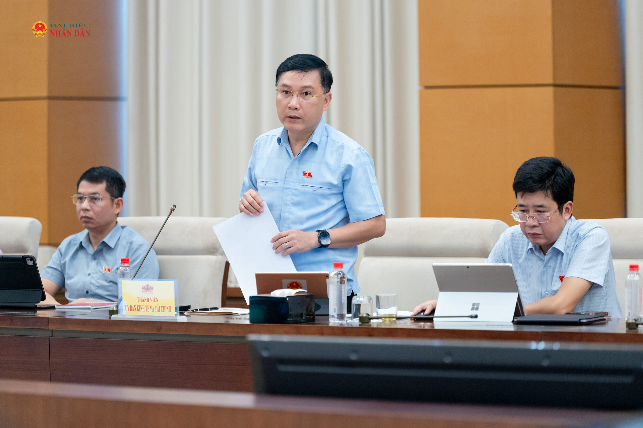 ĐBQH hoạt động chuyên trách tại Ủy ban Kinh tế và Tài chính Lê Hoàng Anh phát biểu tại Phiên họp