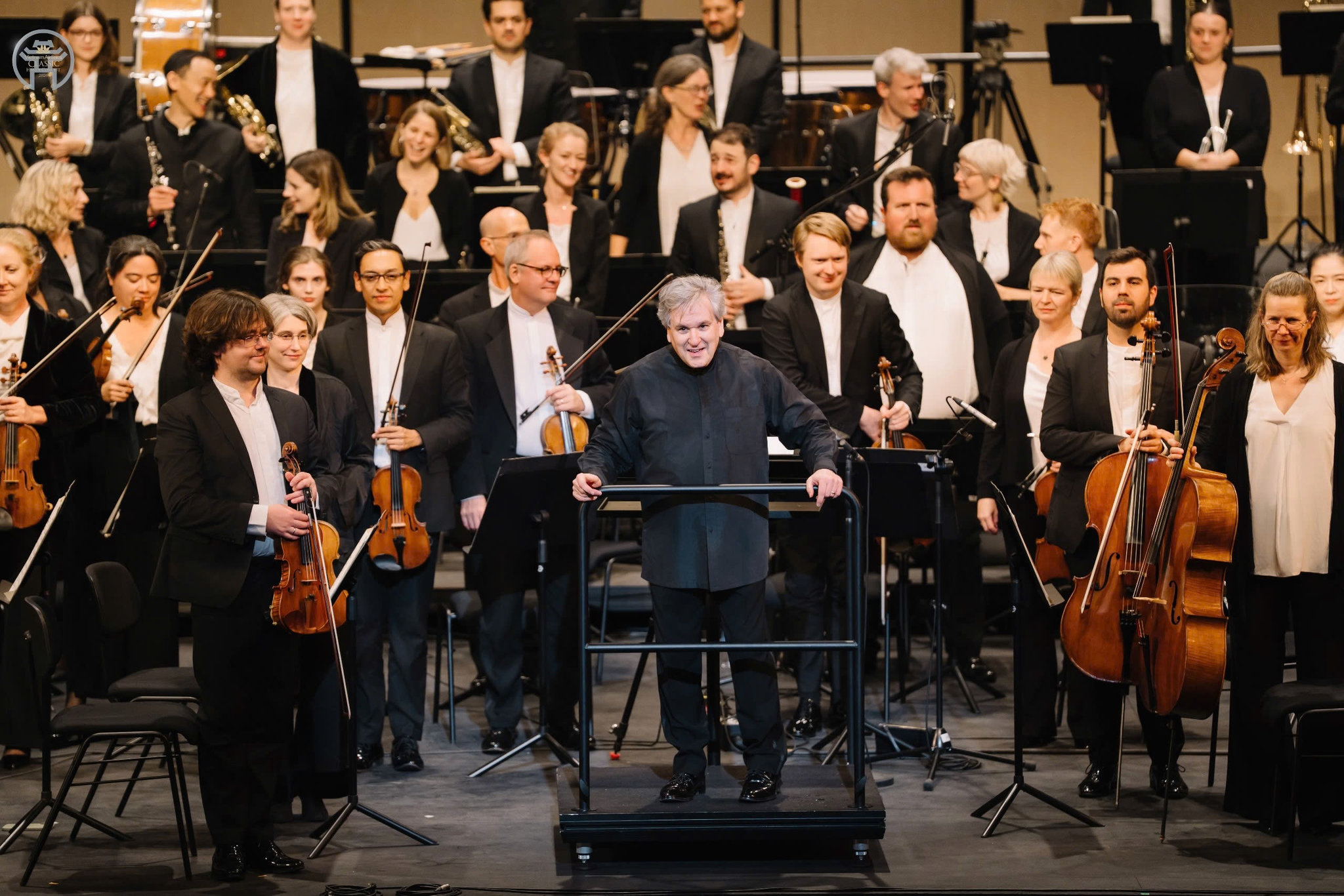 Ở vị trí trung tâm của dàn nhạc, Sir Antonio Pappano dẫn dắt LSO qua từng chuyển động của chương trình. Sự trở lại của ông cùng dàn nhạc tiếp tục tạo nên một dấu nối giữa các mùa Vietnam Airlines Classic tại Hà Nội
