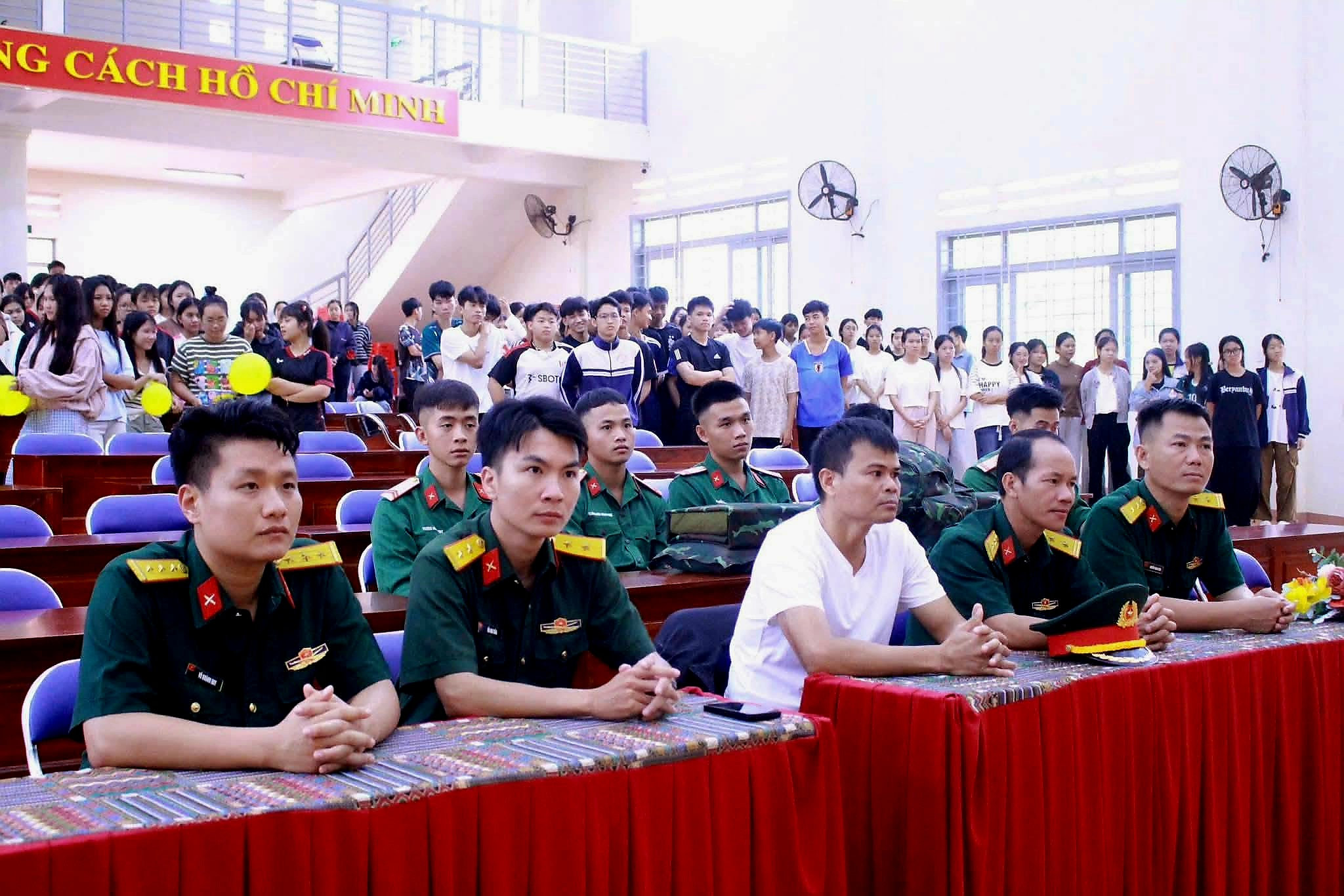Trung đoàn 584 phối hợp với Trường Phổ thông Dân tộc nội trú THPT N’Trang Lơng tổ chức các hoạt động tuyên truyền, giáo dục pháp luật cho học sinh