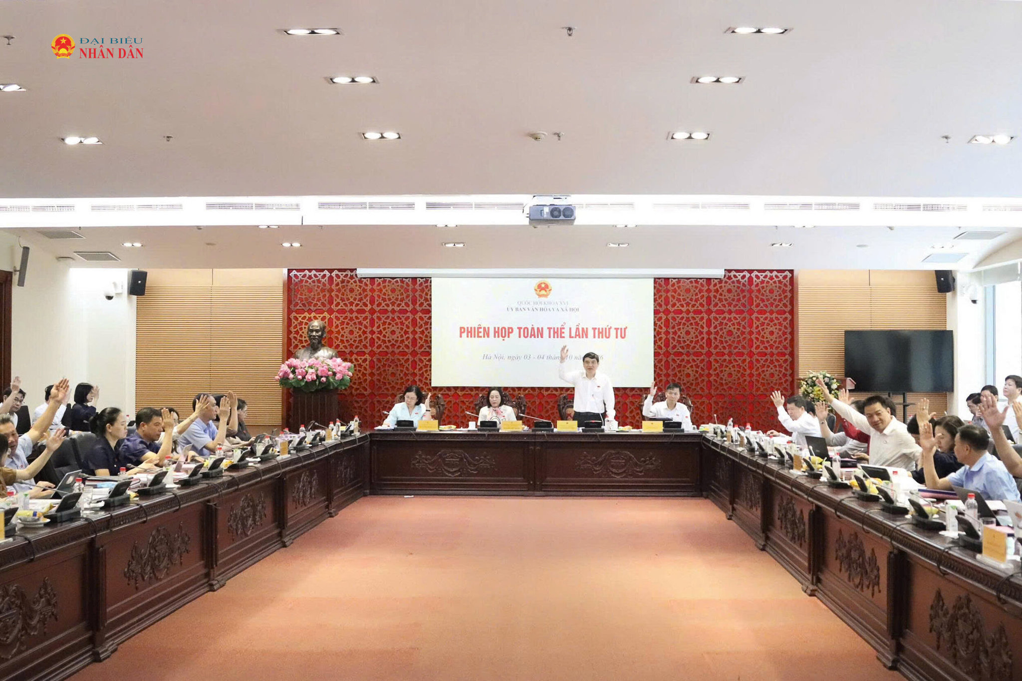 Các đại biểu thông qua