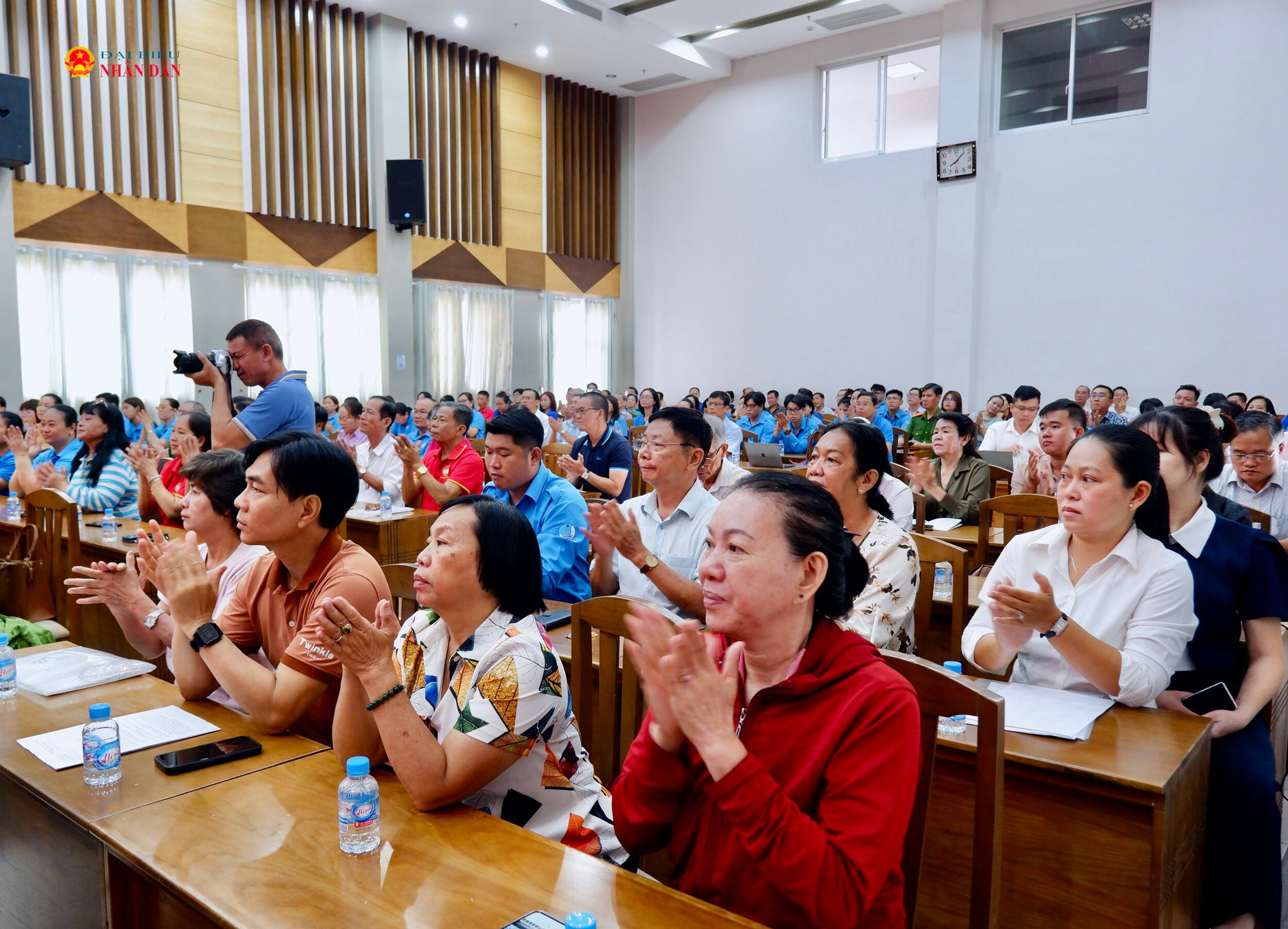 Cử tri tham dự hội nghị tiếp xúc cử tri