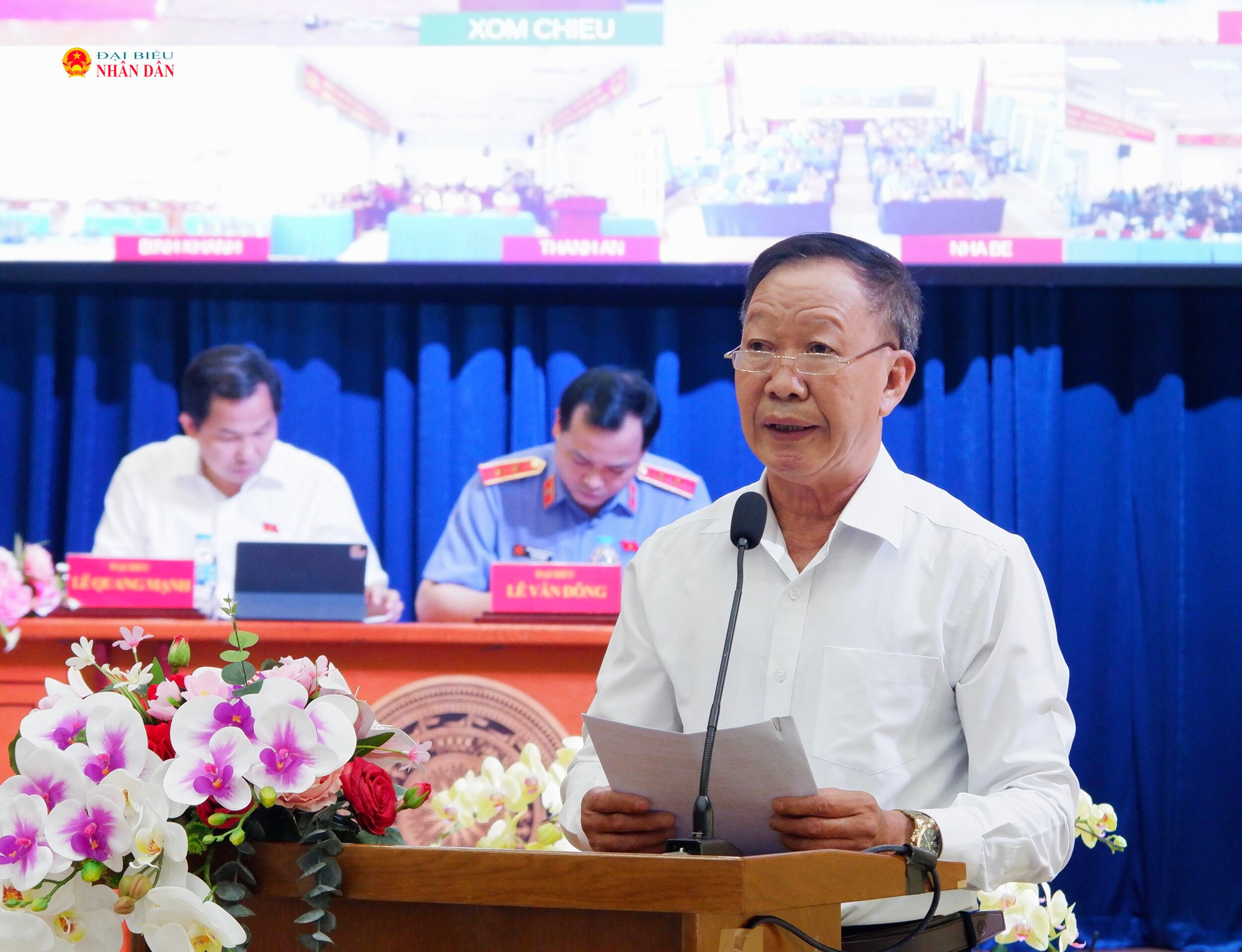 Cử tri phát biểu tại hội nghị tiếp xúc cử tri