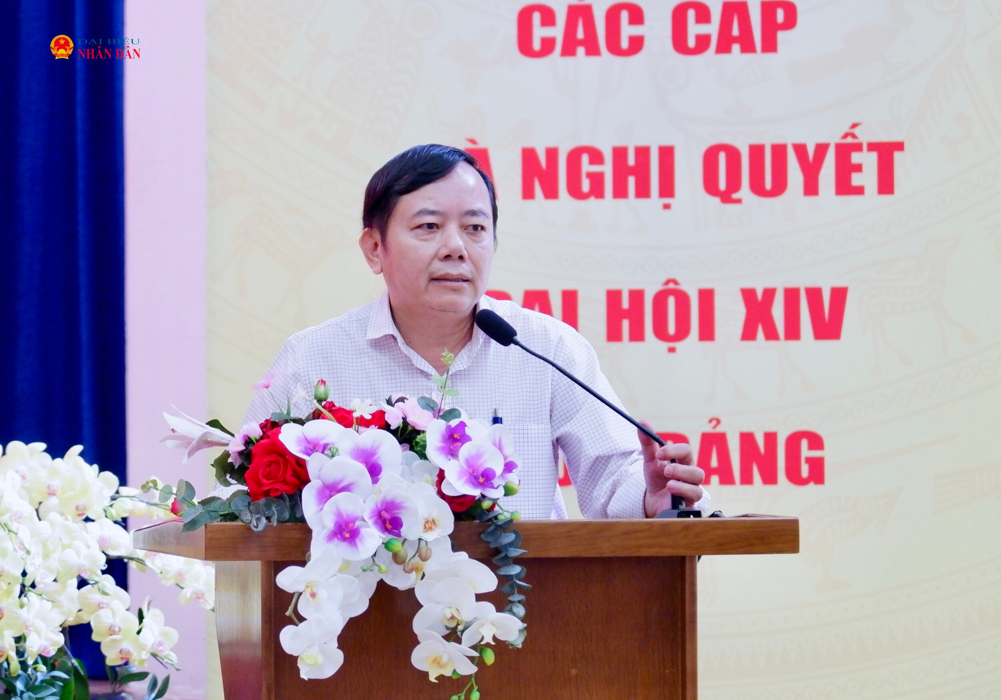 Đại diện Sở Công thương Thành phố Hồ Chí Minh trao đổi về cấp nước cử tri đặt ra tại hội nghị