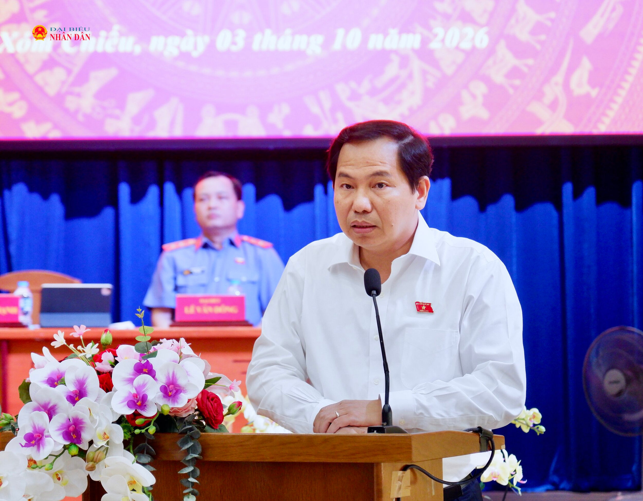 Tổng Thư ký Quốc hội, Chủ nhiệm Văn phòng Quốc hội Lê Quang Mạnh trao đổi về các vấn đề cử tri đặt ra tại hội nghị