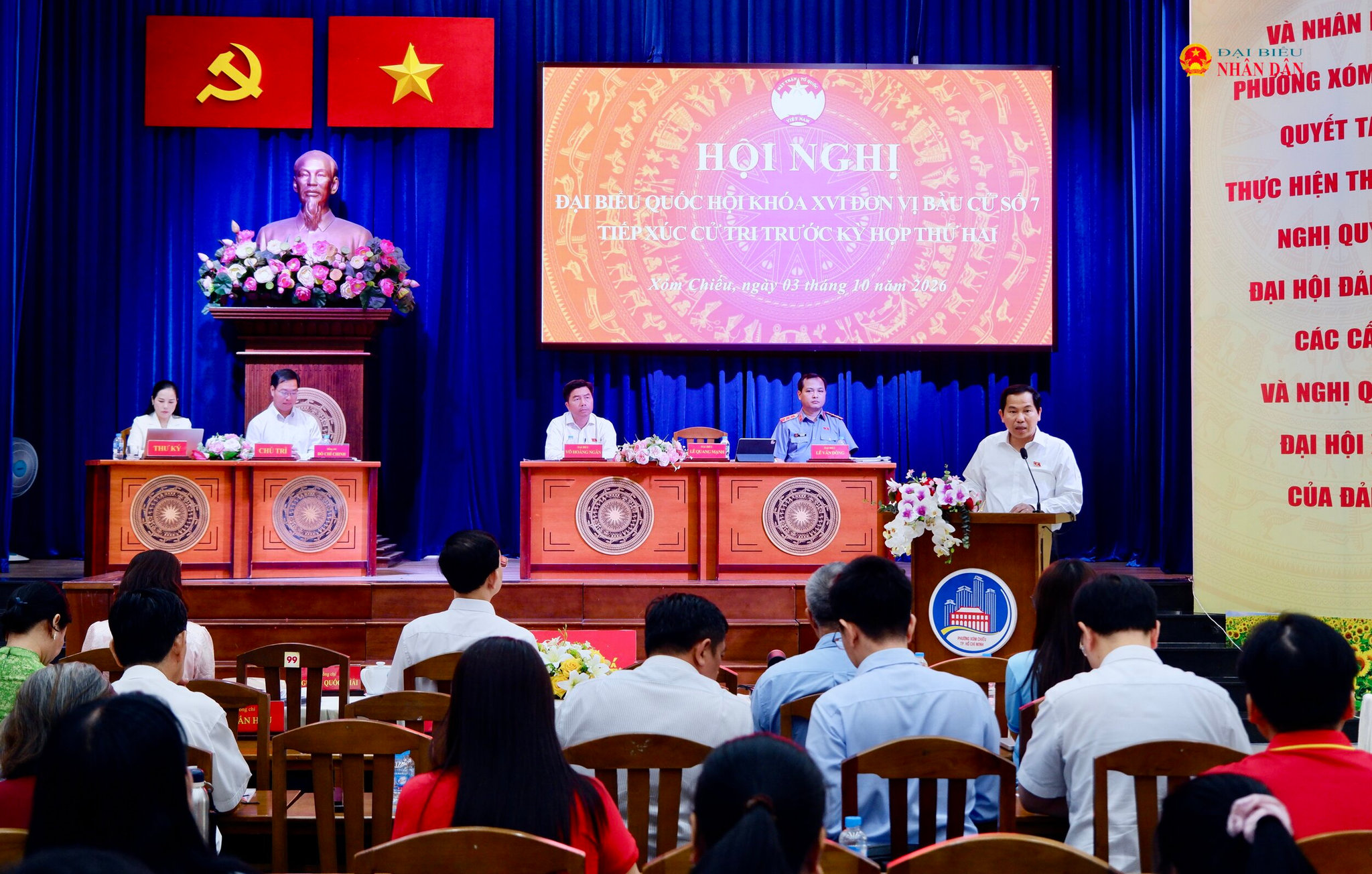 Tổng Thư ký Quốc hội, Chủ nhiệm Văn phòng Quốc hội Lê Quang Mạnh trao đổi về các vấn đề cử tri đặt ra tại hội nghị