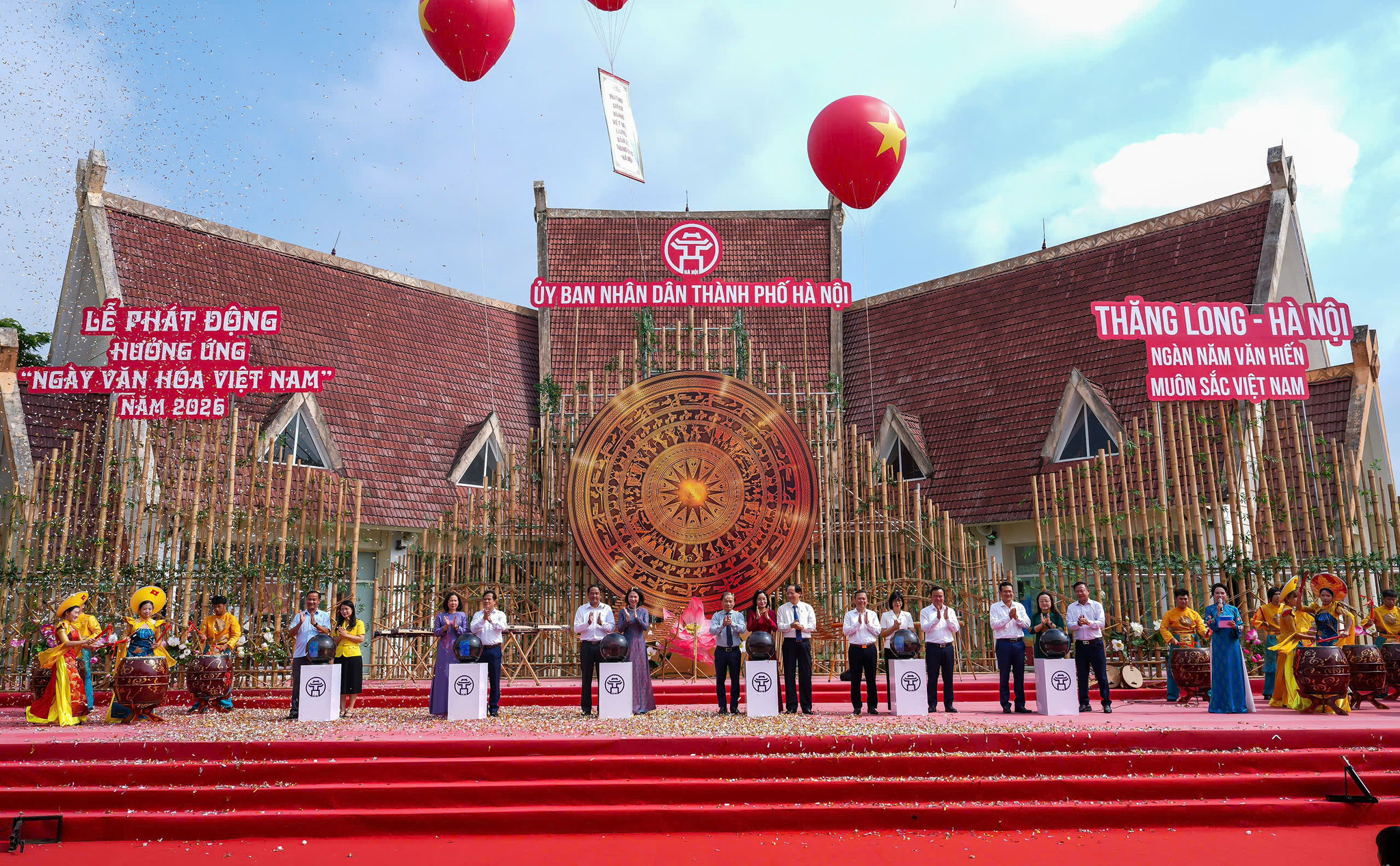 Đại biểu thực hiện nghi thức phát động hưởng ứng Ngày Văn hóa Việt Nam năm 2026 tại Hà Nội