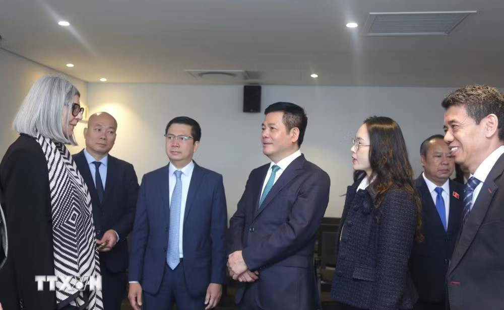 Phó Chủ tịch Quốc hội Nguyễn Hồng Diên gặp Chủ tịch - Tổng Giám đốc điều hành (CEO) Wesgro Wrenelle Stander tại Diễn đàn Doanh nghiệp Việt Nam-Nam Phi. (Ảnh: Đặng Huyền/TTXVN) Phó Chủ tịch Quốc hội Nguyễn Hồng Diên gặp Chủ tịch - Tổng Giám đốc điều hành (CEO) Wesgro Wrenelle Stander tại Diễn đàn Doanh nghiệp Việt Nam - Nam Phi