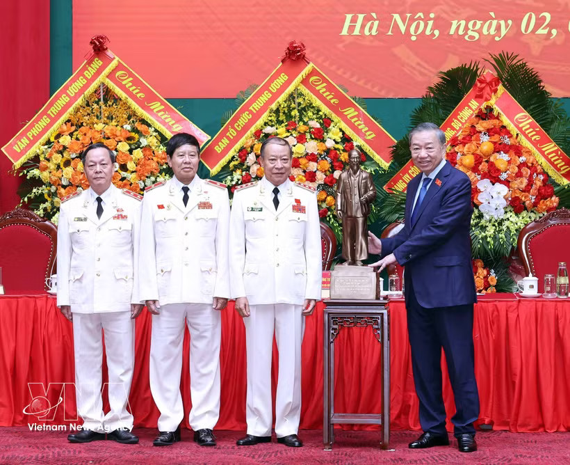General Secretary of the Communist Party of Vietnam Central Committee and President To Lam presents a statue of President Ho Chi Minh to the Vietnam Association of Former People's Public Security Officers. Photo: VNA