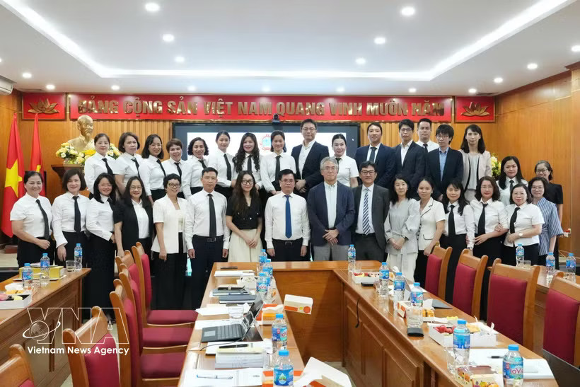 The delegation from the Nanko patent attorney club of Japan and officials and judges of the People's Court of Hanoi - Region 2 pose for a group photo (Photo: VNA)