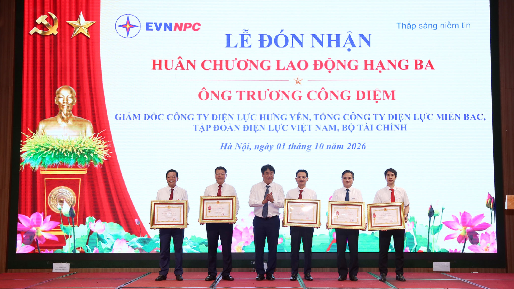Ông Nguyễn Anh Tuấn_Phó Bí thư Đảng ủy, Thành viên HĐTV, TGĐ EVN thừa ủy quyền của Chủ tịch nước trao Huân chương Lao động cho các tập thể và cá nhân thuộc EVNNPC