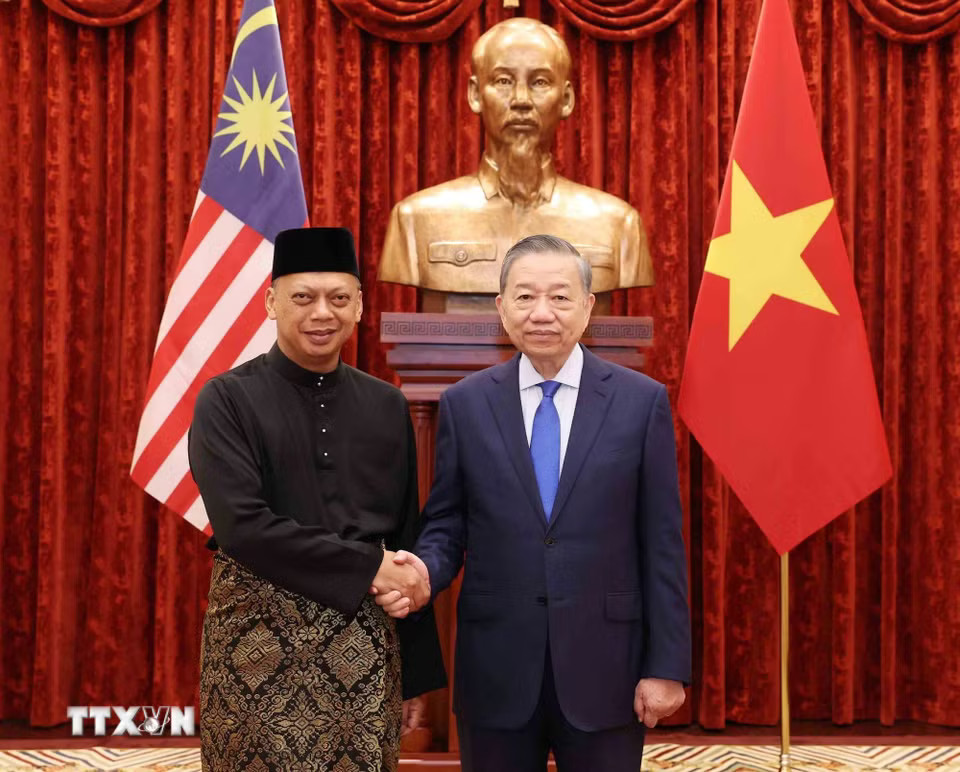 Tổng Bí thư, Chủ tịch nước Tô Lâm tiếp Đại sứ Malaysia Jamal Sharifuddin Bin Johan. (Ảnh: Thống Nhất/TTXVN)