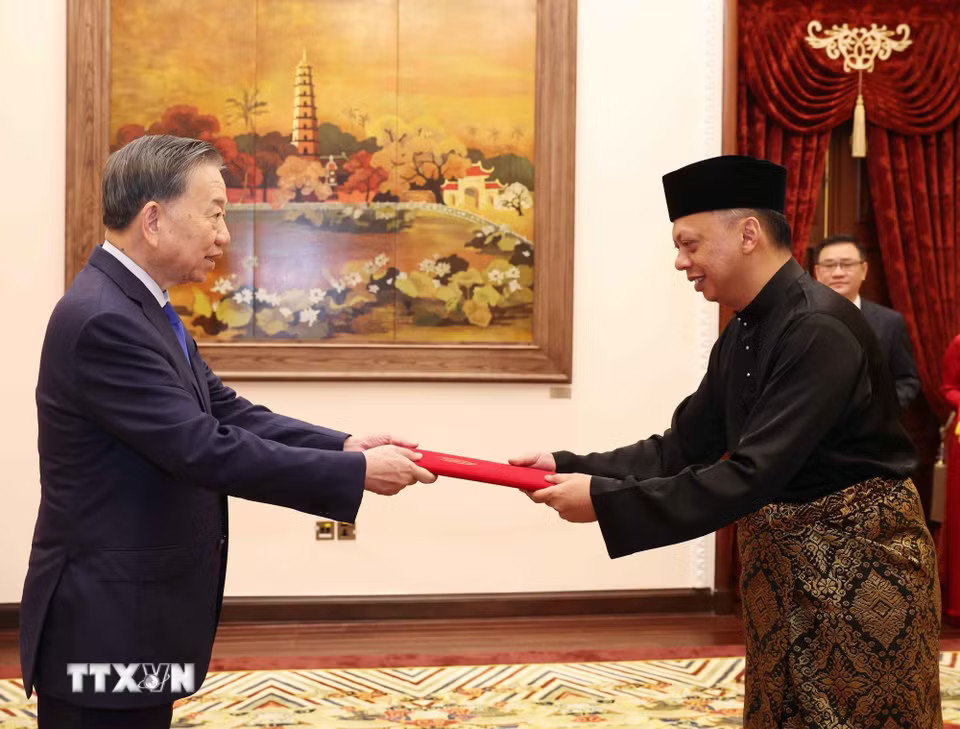 Tổng Bí thư, Chủ tịch nước Tô Lâm tiếp Đại sứ Malaysia Jamal Sharifuddin Bin Johan. (Ảnh: Thống Nhất/TTXVN)