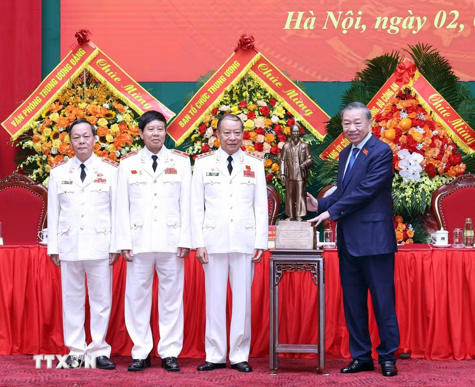 Tổng Bí thư, Chủ tịch nước Tô Lâm trao bức tượng Chủ tịch Hồ Chí Minh tặng Hội Cựu Công an nhân dân Việt Nam