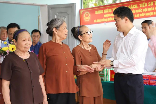 Ủy viên dự khuyết Ban Chấp hành Trung ương Đảng, Thứ trưởng Thường trực Bộ Y tế, TS.BS Vũ Mạnh Hà gặp gỡ người cao tuổi đi khám sức khỏe định kỳ miễn phí tại tỉnh Tuyên Quang