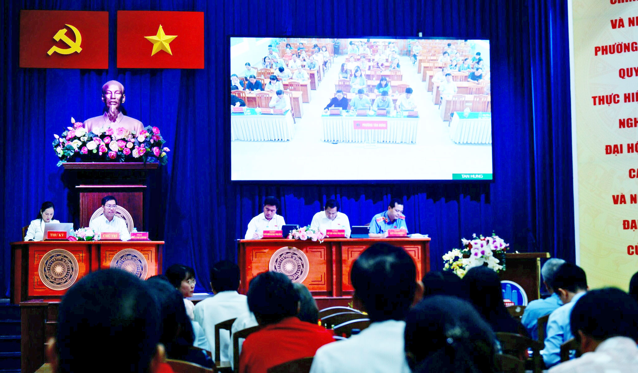 Cử tri phát biểu tại điểm cầu trực tuyến