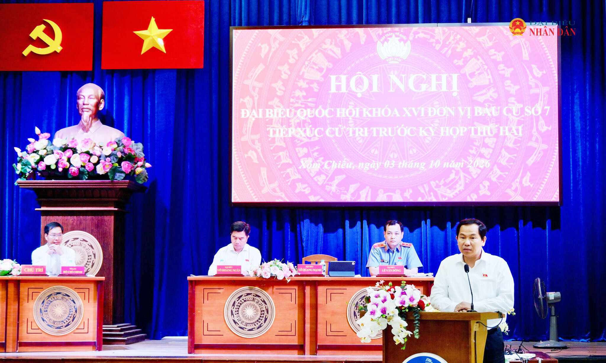 Tổng Thư ký Quốc hội, Chủ nhiệm Văn phòng Quốc hội Lê Quang Mạnh trao đổi về các vấn đề cử tri đặt ra